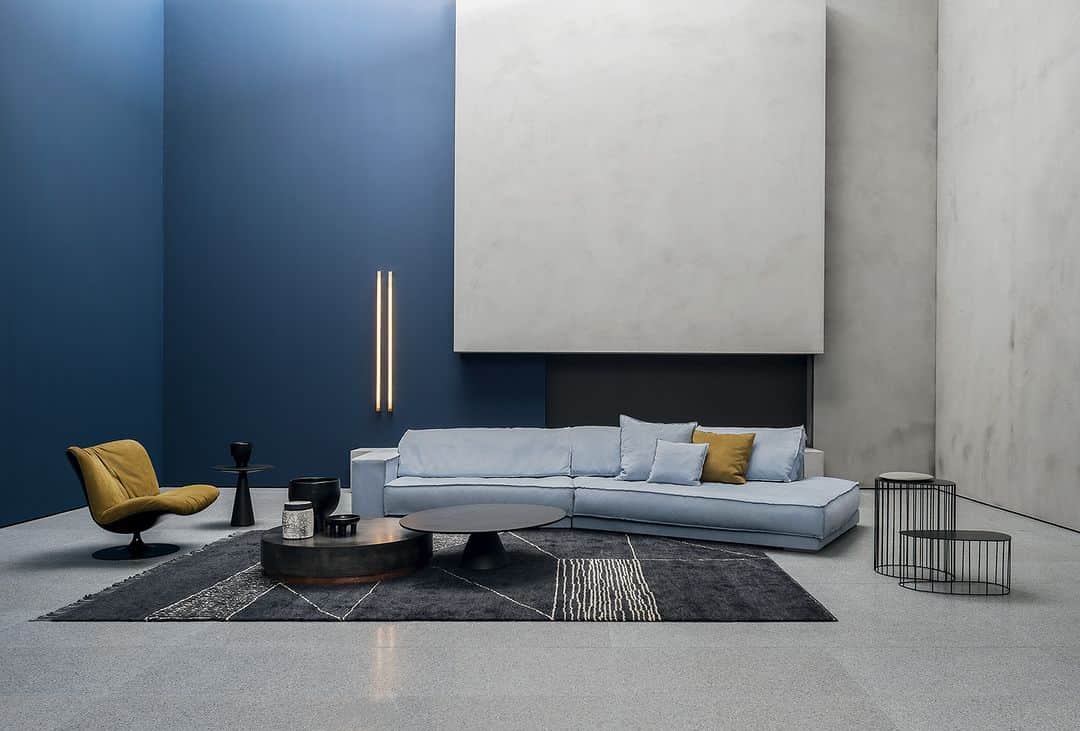 Baxter Japan / バクスター ジャパンのインスタグラム：「【 Baxter's Living Room 】  座った瞬間にしっとりと受け止め、 深く座った時にしっかりと包んでくれる 究極の座り心地のソファ「BUDAPEST SOFT」を用いた リビングシーンをご紹介いたします。  SOFA：BUDAPEST SOFT ARMCHAIR：MARILYN COFFEE TABLE：LOREN / JOVE RUG：BERBÈRE  【 Baxter Tokyo 】 東京都港区南青山4-18-16 フォレストヒルズ WESTWING B1F Tel：03-5413-8913　Mail：info@omobito.jp Store : 11:00～18:00 (※水曜日のみ事前予約制)  . . .  #baxter #baxtercinema #baxtermadeinitaly #baxterjapan #baxtertokyo #leather #interior #interiordesign #interiorstyling #furniture #lifestyle #design #バクスター #バクスタージャパン #インテリア #家具 #インテリアデザイン #レイアウト #ライフスタイル #デザイン #リビング #ソファ #チェア #テーブル #レザー #ヌバック #豊かな暮らし」