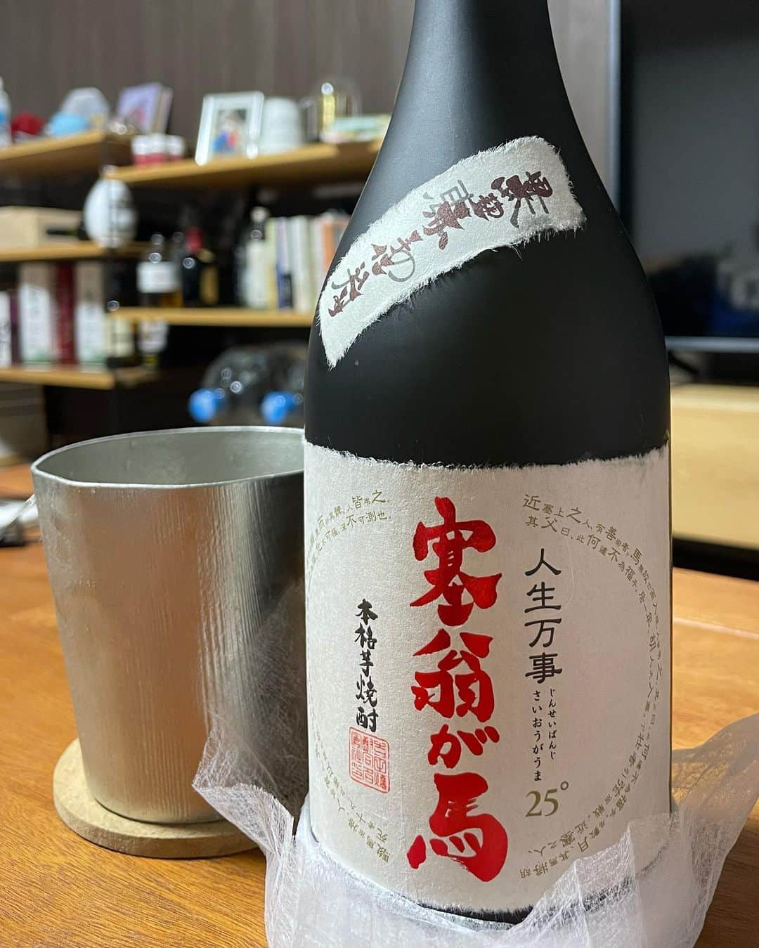 松山三四六さんのインスタグラム写真 - (松山三四六Instagram)「🍾  My favorite SHOCHU🥹  いちばん好きな 芋焼酎🥔  そして、 座右の銘。  であり、 1stアルバムのタイトル💿  塞翁が馬🐎  エロックさん ビールママさん  ありがとう😊  #芋焼酎 #塞翁が馬  #宮崎 #美味い酒」5月29日 22時00分 - sanshiroumatsuyama