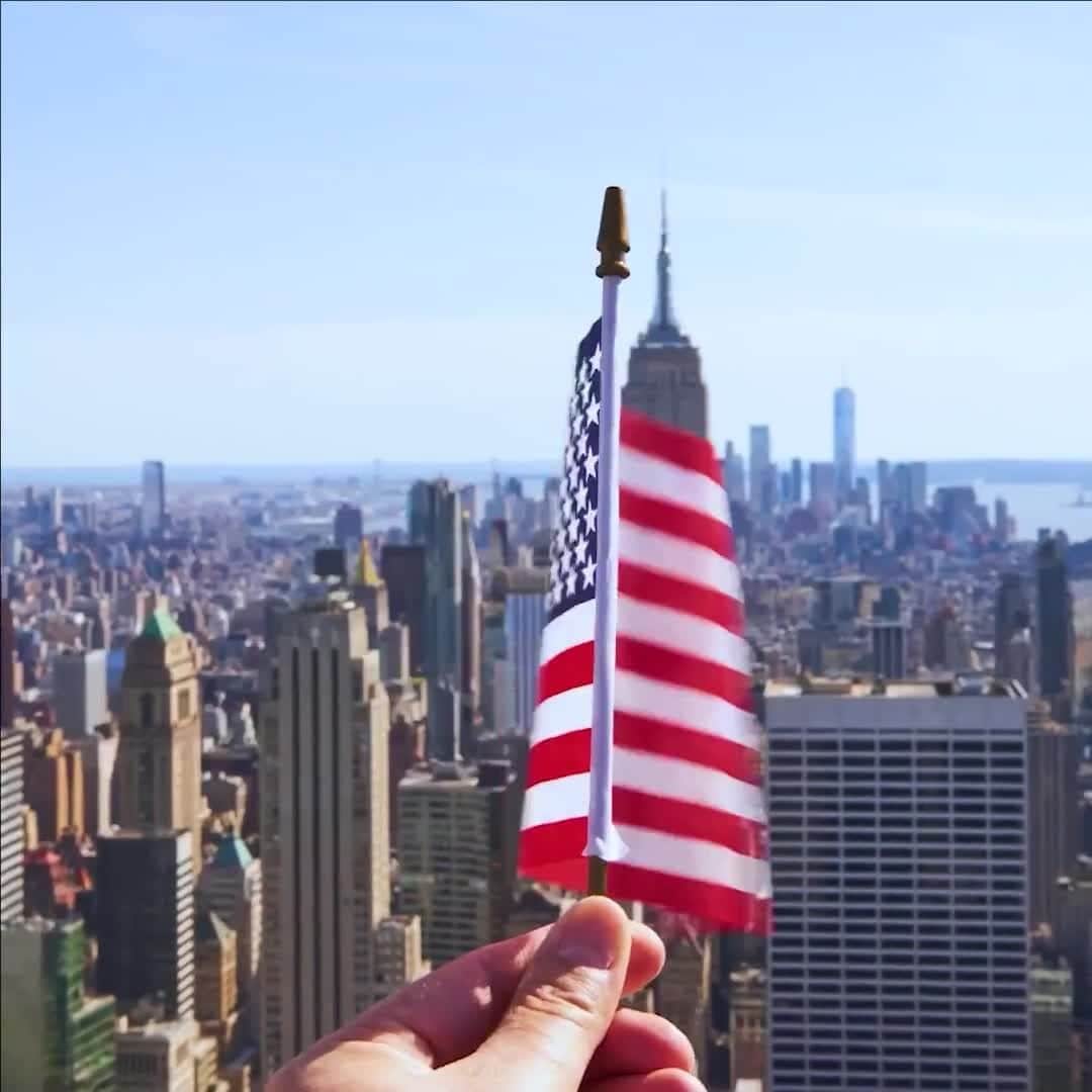 Bloomingdale'sのインスタグラム：「3 words: Out. Of. Office 👏 We hope you’re having a fabulous long weekend!」