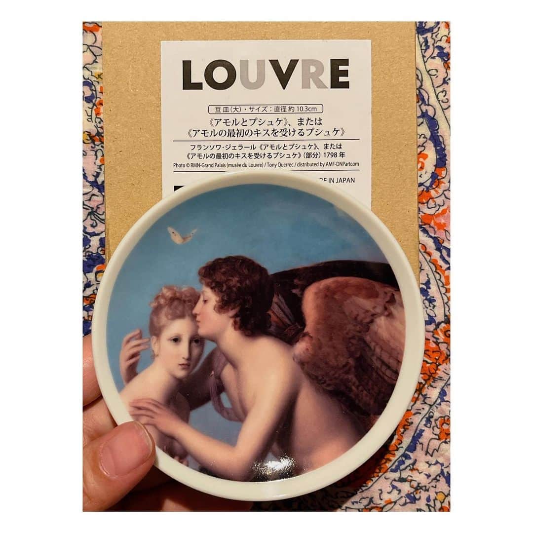 阿部洋子さんのインスタグラム写真 - (阿部洋子Instagram)「🖼🖌🎨✍💕🖍  #ルーブル美術館展   物販がとっても充実してた～♬*゜  #豆皿 を二種類チョイス  何のせようかな～🤔 ピアスかな？ オリーブかな？ 貝殻もいいかも？  エンジェルちゃん👼かわええ♡」5月29日 22時01分 - hirocoring