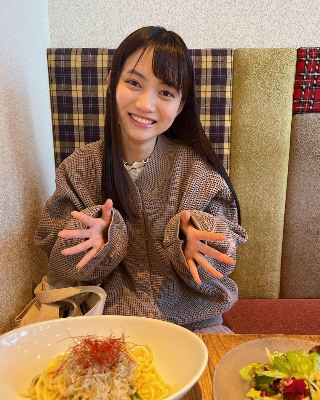 西垣有彩のインスタグラム：「お知らせ！ 舞台『あゝ青春の血は燃ゆる』に出演させて頂きます！  久しぶりの舞台だー！✨楽しみます🥰 是非遊びに来てください！！！   ↓↓↓詳細↓↓↓ ◆演出◆  小林 涼     ◆脚本◆ 畑中晋太郎    ◆出演◆  吉田知央 西垣有彩 熊谷魁人 縣 豪紀 林田真尋 野元 空 澤邊寧央 副島和樹 中島優斗 平原ゆか   佐藤弘樹   ほか    ◆会場◆  新宿村LIVE    ◆公演日程◆  2023年9月14日(木)〜18日(月)    ◆チケット◆  7月上旬販売開始予定    ◆あらすじ◆    高校2年生の栄太は友達の馬場や小次郎たちと特段派手でも地味でもない、本格的な受験生でも新入生でもないのんびりとした高校生活を過ごしていた。   そんな漠然とした日々の中、文化祭での出し物を実行委員である宮田が演劇をやると決めてくる。 栄太たちは演劇に全く乗り気ではなく、さらに、担任の権藤から非常にシリアスな題材の作品であることを聞くと「そんな難しいテーマの作品なんか出来るわけがないと」更に大反対をする。   そして、権藤は宮田を呼び出し、栄太たちが言っていることも一理あると思うと伝えるが、 宮田は「今、この時代に文化祭という場でこの作品を上演をしたいんだ」と熱い想いを訴えかけるのであった。   いつもの毎日からちょっぴり抜け出した「いつも」を描く、素人高校生たちの青春群像演劇の幕が上がる。 ～日本の未来のために。笑って死ね。～  #舞台#血は燃ゆ#西垣有彩 #写真は美味しかったしらすパスタとの2ショットです📸」