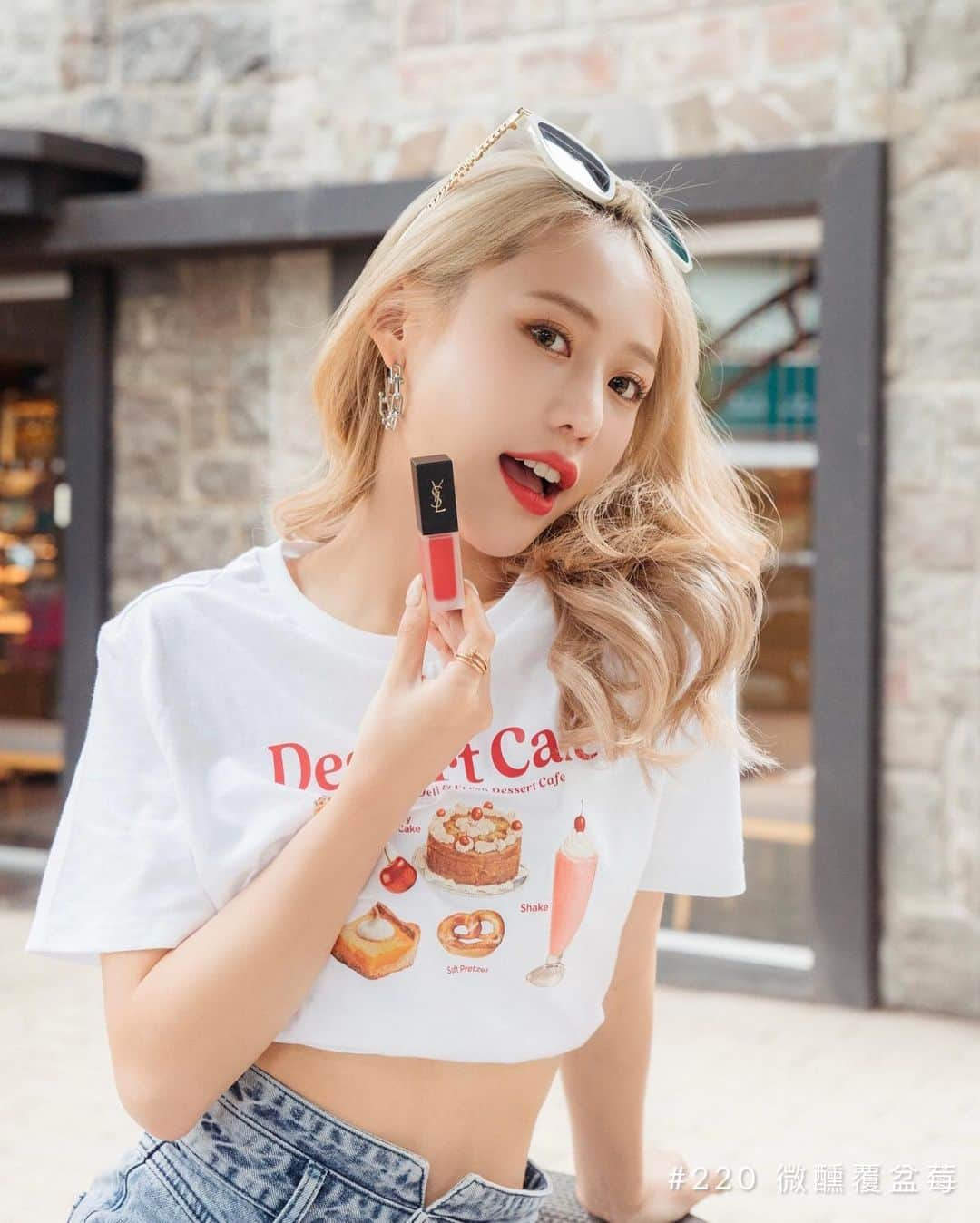 紀卜心さんのインスタグラム写真 - (紀卜心Instagram)「夏天的快樂 是冰淇淋給的🍦 冰涼的溫度搭配柔滑綿密的口感  加上恰到好處的甜度 一口就能釋放你的負能量 擁有好心情❤️  而我的美是YSL雪絨唇釉給的💄 上唇的感覺就像冰淇淋一樣柔滑綿密 這次推出的韓系甜美色號hen女團  塗上立馬原地出道🤣 再噴上慾望巴黎髮香噴霧 你就是女團本人啦  它的質地像冰淇淋般柔滑好勾勒  擦起來顏色飽和很顯色 妝效持久柔霧讓雙唇很軟嫩 而且還能改善乾燥 減少唇紋 保濕潤澤你的唇👄   今年夏天你也想當韓妞  那這六個色號你們必須擦💄  ✨限量新色 #220 微醺覆盆莓 queencard必備色號必須先入手！  #221 秘戀葡萄柚 可甜可鹹的色號 誰擦誰好看！  #222 甜蜜粉草莓 韓妞必擦的草莓色號   ✨經典熱賣色 #211 紅絨煽動 復古楓葉紅色號 擦起來顯白又性感～ #212 雪絨柿言 黃皮人想要顯白好氣色 擦這隻就對了！ #216 甜玫雪絨 想當個溫柔小姊姊 這絕對是你的心機色號💕  出門前再噴上慾望巴黎髮香噴霧  前調覆盆子&草莓的清甜果香 充滿少女的清新香氣 內含椰子油 不只讓你頭髮充滿果香 還能變得輕柔滑順有光澤  這個夏天最spicy的不是太陽 絕對是你🌞  6/1-6/30 有活動很划算 ✨凡購買2支唇膏 (含一雪絨唇釉系列商品) 即可獲得奢華緞面唇膏迷你版 #1  ✨凡購買髮香噴霧*1+雪絨唇釉*1 即可獲得慾望巴黎吊飾  快趁現在把姐妹們揪起來靠櫃來體驗啦～  #yslbeautytw #奢華緞面雪絨唇釉 #慾望巴黎髮香噴霧」5月29日 22時04分 - eatzzz7