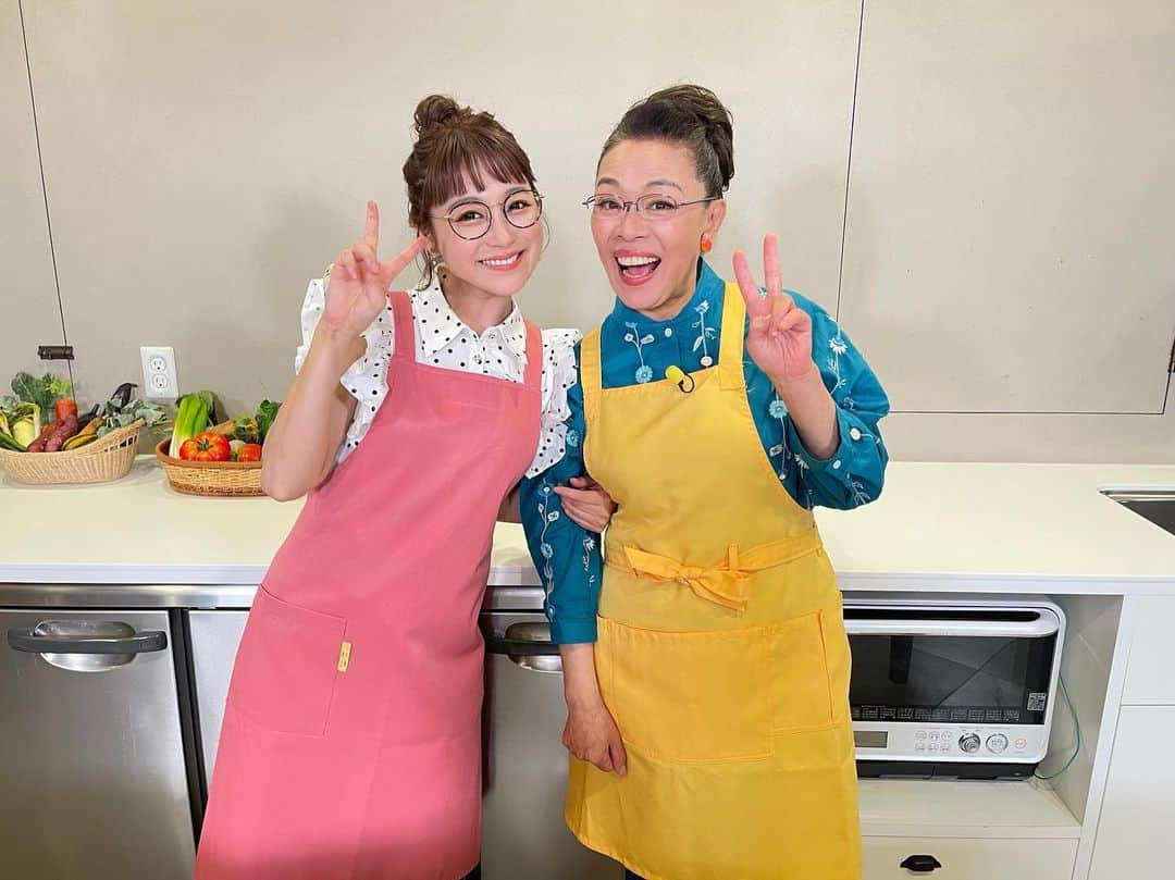 鈴木奈々のインスタグラム：「今日は、 柴田理恵さんと一緒でした😊 いつも優しい柴田理恵さんが大好きです💓💓 めちゃめちゃ楽しかったです✨ ちなみに前髪カットしました💇‍♀️ #大好きな人 #柴田理恵　さん #いつも優しい #感謝です🙏」