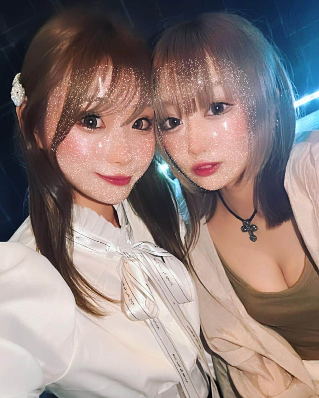 若月雅のインスタグラム：「. めろちゃんと、ご飯からの飲み🍺✨ 楽しかったあ(●´ω｀●)🤍 . . #リア友 #可愛いの塊 #chromehearts #フィリグリークロス」