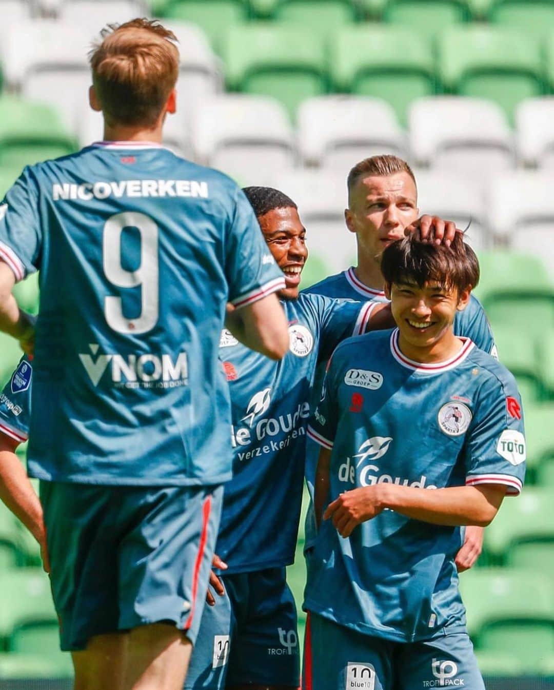 のインスタグラム：「プレーオフも勝ちます！！！ #めちゃ撫でられてる #spartarotterdam」