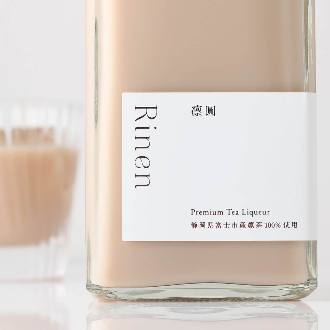 KURAND@日本酒飲み放題さんのインスタグラム写真 - (KURAND@日本酒飲み放題Instagram)「ほうじ茶のティーリキュール  『 凛圓 - Rin en - 』  ブランドほうじ茶「凛茶」を贅沢に使用。 新鮮な牧場牛乳でクリーミーに仕上げ。  “ほうじ茶ラテ” のお酒が美味しすぎる。  ---------------------------- 新しいお酒との出会いがたくさん！ 他のお酒や企画はプロフィールのURLから →@kurand_info ----------------------------  お酒にまつわる情報を発信中。 フォローやいいねお待ちしています🥂  #酒ガチャ #クランド #お酒好きな人と繋がりたい #ほうじ茶ラテ #凛茶 #ほうじ茶 #リキュール #お酒大好き #お酒好き」5月29日 16時43分 - kurand_info