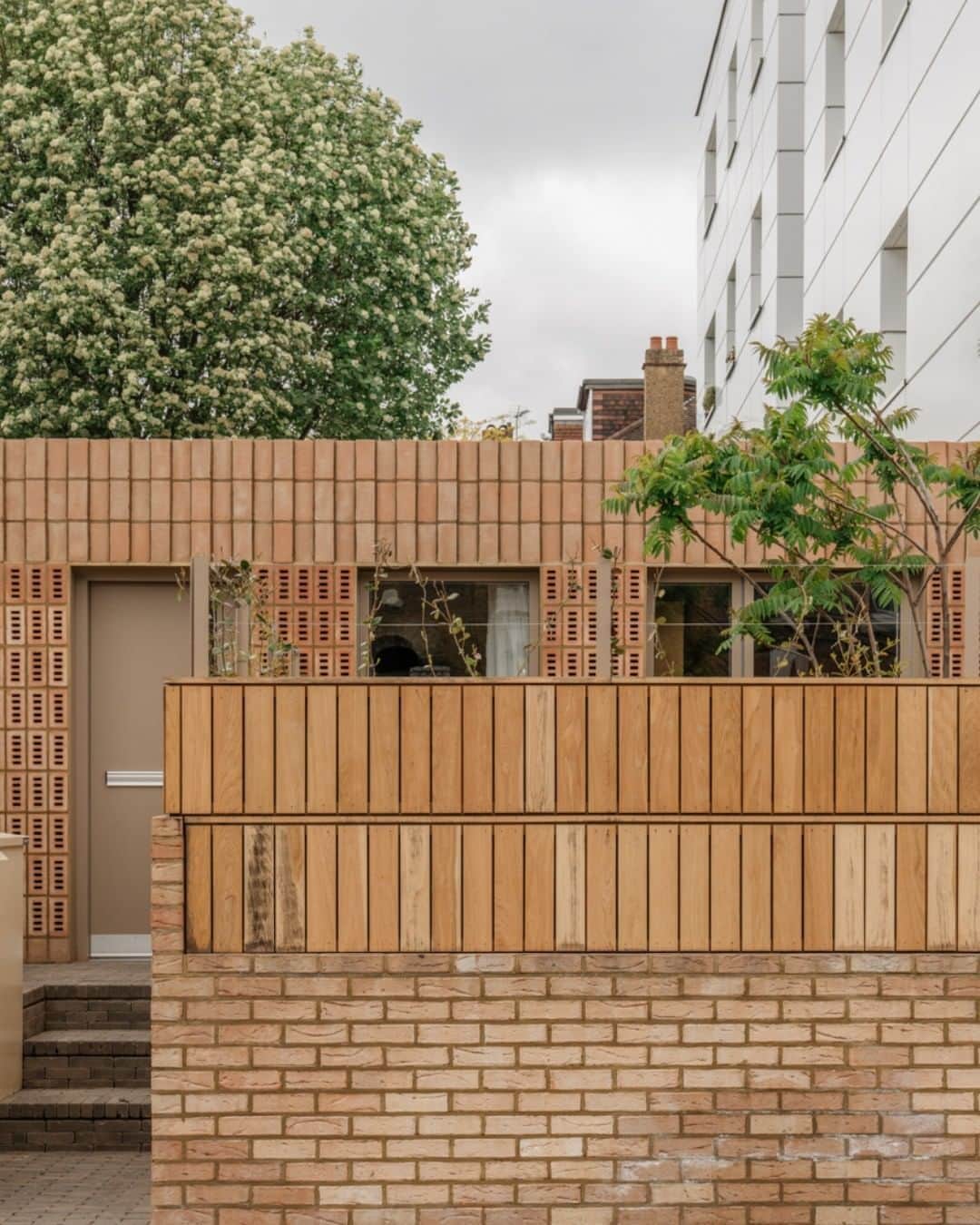 The Modern Houseさんのインスタグラム写真 - (The Modern HouseInstagram)「#forsale Down to Earth: a contemporary home in Balham, south-west London, with interior finishes that echo the terracotta tones of the brick façade.  Click the link in our bio to see the sales details.  Hollies Way, London SW12.」5月29日 16時44分 - themodernhouse