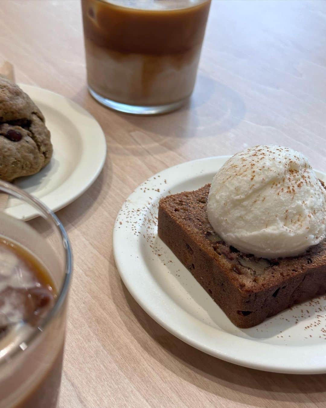 前田希美（まえのん）さんのインスタグラム写真 - (前田希美（まえのん）Instagram)「#のんカフェ巡り  原宿にある @moo_jingumae さんに 行ってきました︎☺︎  4月18日にOPENしたばかりの、 ほやほや〜なカフェでした。  なにからなにまで可愛くて ものすごくときめいたカフェ☕️🍩  アイスも4種類くらいあって 上に乗っけちゃった🍨   #のんカフェ巡り ぜひ行ってみてください。  カフェラテも美味しかったなぁ~   #cafe #harajuku #harajukucafe  #jingumaecafe #tokyocafe」5月29日 16時44分 - maeda_nozomi