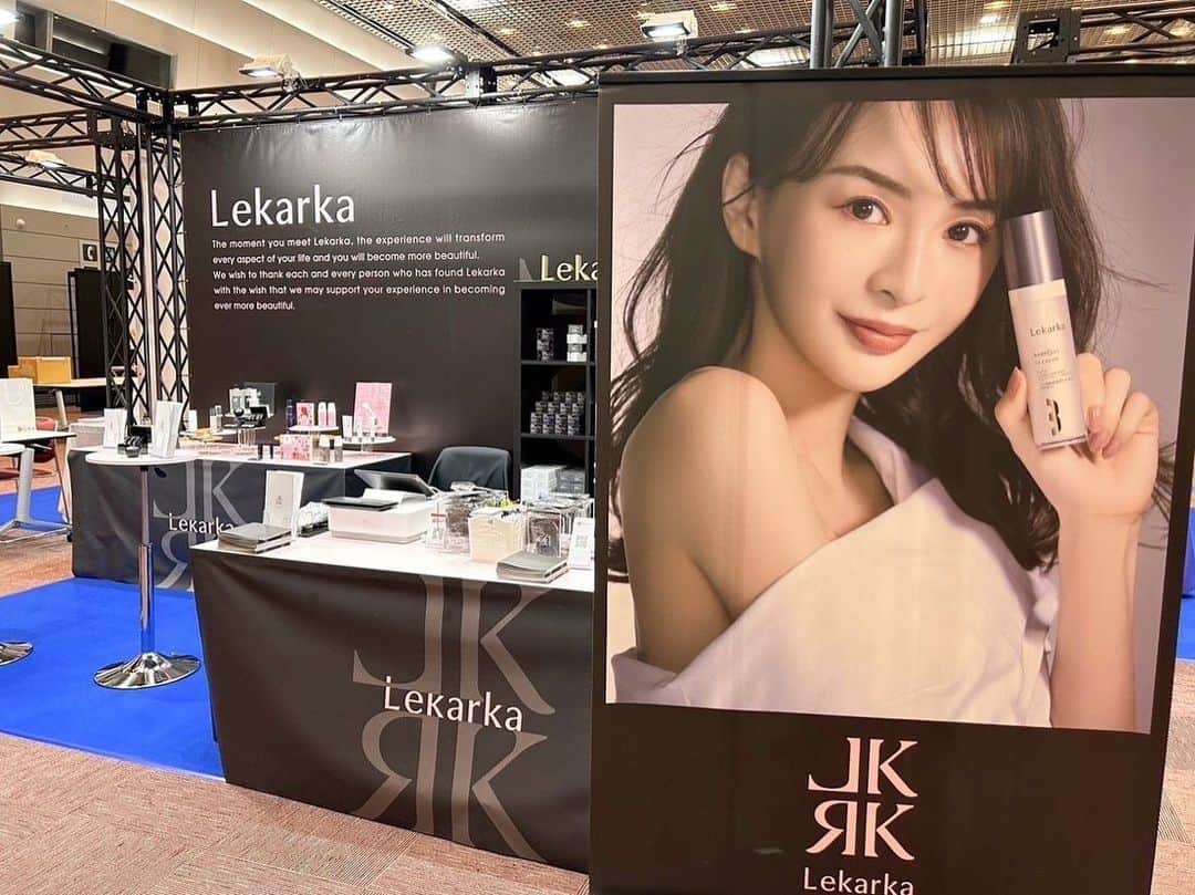 のインスタグラム：「. 大阪グランキューブにて 『自費研美容医療EXPO2023』  すごーい‼︎ 巨大スクリーン☺️🖤💗🖤💗  ここ数ヶ月、@lekarkaclinic サロンと @lekarkacosme ホームケアの相乗効果で 日々お肌が進化してるの実感♡  夜 お風呂上がりに丁寧にスキンケアをして 翌朝 鏡を見るの瞬間が楽しみで仕方ない😌  "美しくなる"ことは、"楽しむ"こと "楽しむ"ことは、"美しく"なること💗  . #lekarka #美肌 #美白 #幹細胞 #レカルカ #レカルカを通して人生が美しくなる」
