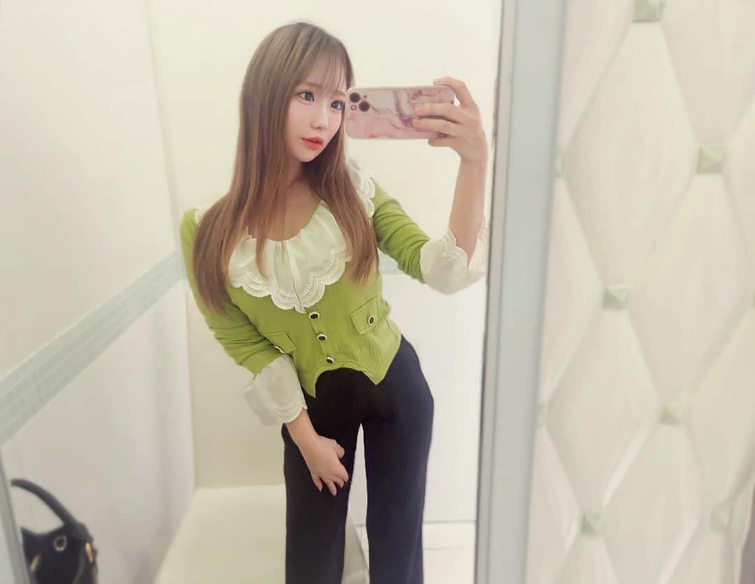 愛田杏奈のインスタグラム：「. . たまにはグリーンもあり💚 . . 28歳だけど全然フリフリ着ちゃうよ〜😆✌️ . 本当は白のスカート合わせたかったけどちょっと年齢考えてみてパンツにしたけど、 やっぱり白スカートが良かった(笑) . .  . #off #outfit #code #ootd #fashion #私服 #大人女子 #大人ガーリー #ガーリーコーデ #ぶりぶりコーデ #韓国ファッション #グリーンコーデ #149cm #低身長 #低身長コーデ #ちびっこコーデ  #むちむち #instagood #likeforlikes #followme #フォロワー増やしたい」