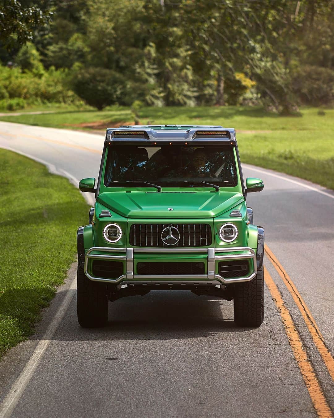 Mercedes-Benz Thailandのインスタグラム：「🔥 💚 วันจันทร์แบบนี้มาสัมผัสขุมพลังแห่งการขับเคลื่อนที่เหนือชั้น ดุดันในแบบ Mercedes-AMG G 63 พร้อมเติมเต็มทุกอารมณ์ของการขับขี่สไตล์สปอร์ตด้วยดีไซน์กระจังหน้าแบบ AMG-specific radiator grille มาพร้อมไฟหน้าทรงกลมแบบ MULTIBEAM LED ผสมผสานพละกำลังอันแข็งแกร่งจากเครื่องยนต์ V8 BITURBO ที่มอบ Performance การขับขี่ระดับสูงสุดให้กับคุณ  *อุปกรณ์บางส่วนในภาพอาจแตกต่างจากที่จำหน่ายจริง โปรดตรวจสอบรายการอุปกรณ์ของรถยนต์แต่ละรุ่นที่ผู้จำหน่ายฯ อย่างเป็นทางการทั่วประเทศ​​  📷 ashtonstan (IG) for #MBphotopass via Mercedes-Benz USA  #AMGMonday #GClass #G63 #DrivingPerformance #MercedesAMG #MercedesBenzThailand」