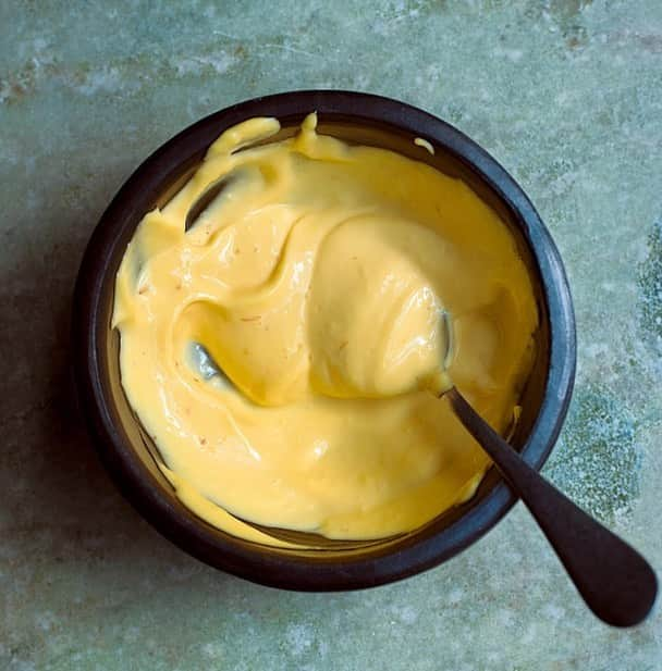 ナイジェラ・ローソンさんのインスタグラム写真 - (ナイジェラ・ローソンInstagram)「My Golden Garlic Mayonnaise is #RecipeOfTheDay, and I couldn’t be happier about it! .  And to get the recipe, click on link in bio. Most of you may know what’s meant by “click on link in bio”, so just skip this bit, but for those who don’t, let me explain: tap on my name right up top, which will take you to a page that has a link on it that says www.nigella.com/instagram. When you click on this link, it will take you to a page of photographs: click on the photograph you want the recipe for, and you will be taken to it! . Photograph by Jonathan Lovekin #bankholidayweekend #memorialdayweekend #mayo」5月29日 17時00分 - nigellalawson