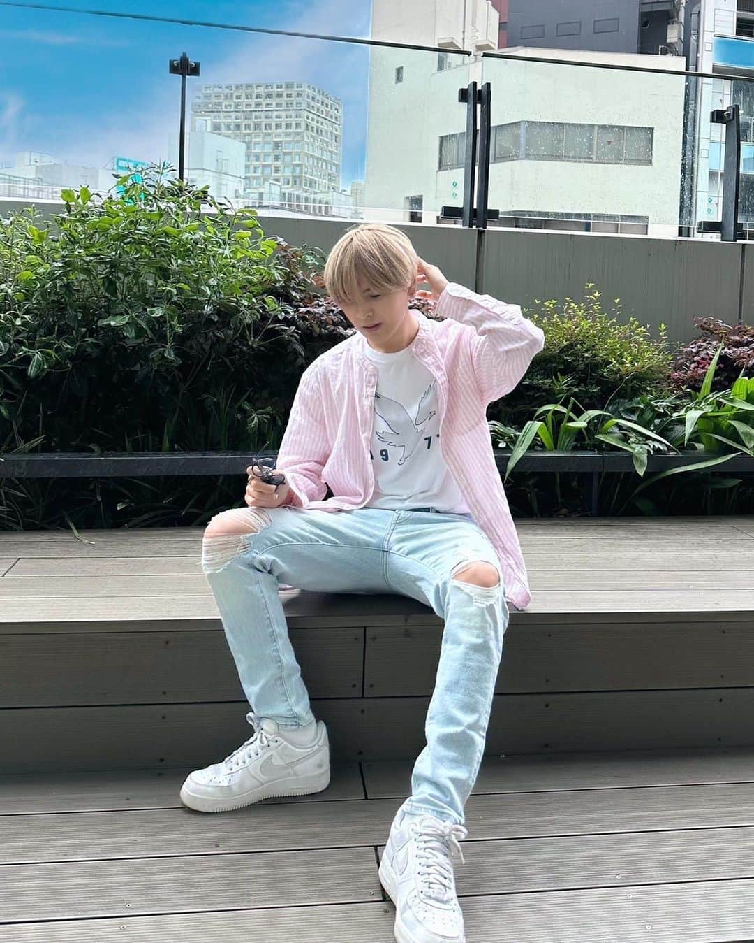 アメリカンイーグルのインスタグラム：「☀️ この夏、AEのアイテムをミックスアンドマッチして、毎日のファッションを明るくしよう! ☀️   👕 スーパーソフトなロゴグラフィックTシャツ  👔 カジュアルなバンドカラー リネン シャツをレイヤード  👖 信じられないほど柔軟で快適な #AEJeans と合わせて。  今すぐこの組み合わせのアイテムを購入し、 #TheSummerofUs の準備しよう〜  #アメリカンイーグル #americaneaglejp #AEJeans #アメリカンイーグルジーンズ #デニム #ジーンズ #AEコーデ #TheSummerofUs #夏コーデ #夏コーデ」