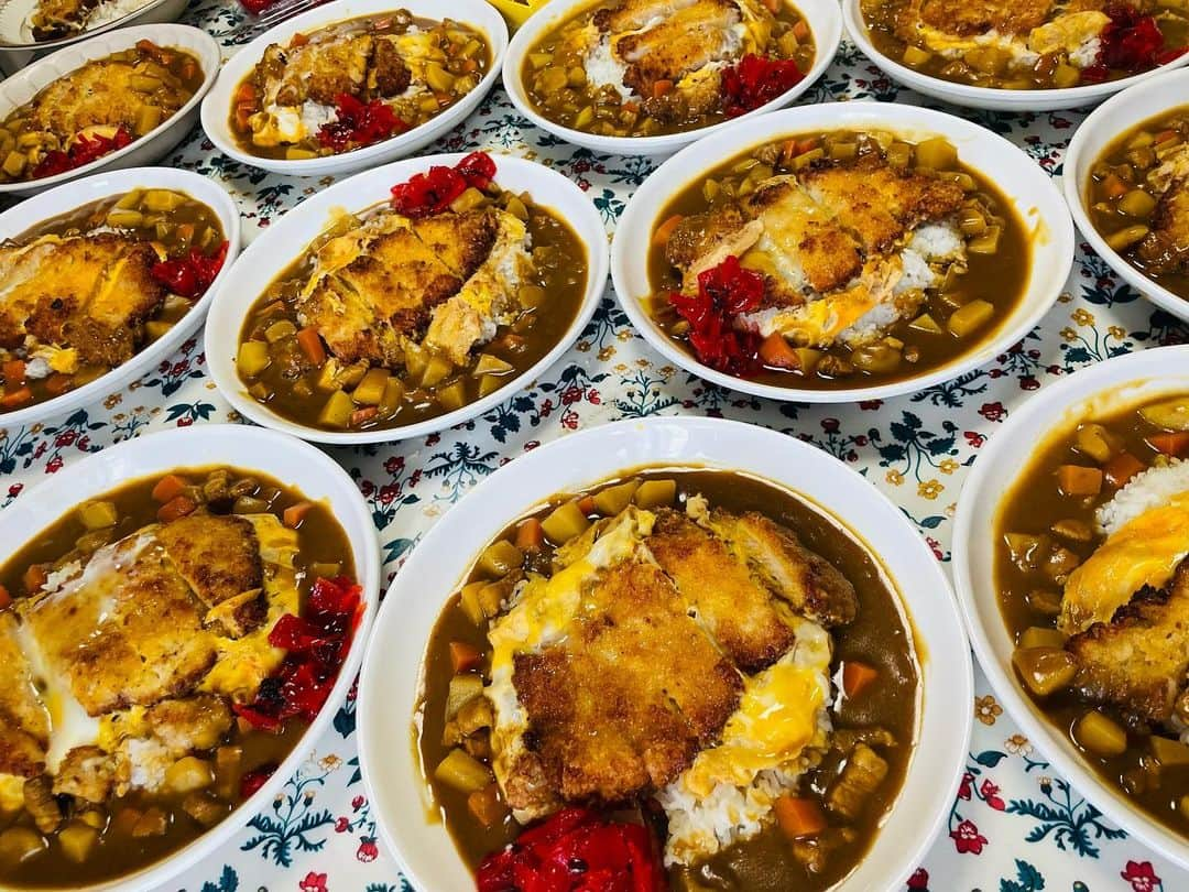 一条もんこさんのインスタグラム写真 - (一条もんこInstagram)「富士そばのカレーカツ丼が好きすぎて己の料理教室で再現レッスンをしてしまいました、、 カツの厚さや返しの味、カレールウの種類まですべて妄想というか想像して再現してます。 具材が多かったりするのはご愛嬌！毎日毎日好きすぎるカレーと体面できて幸せです。 お問い合わせはTwitter『一条もんこ料理教室』でのDMのみ受け付けております。 #料理教室#SpiceLife#渋谷#カレー教室#カレーカツ丼#カツ丼#再現#カレー#curry#スパイス#スパイス料理#おうちごはん#カレー教室#現在満席です#新メニュー#富士そばリスペクト#一条もんこ」5月29日 16時52分 - monko1215