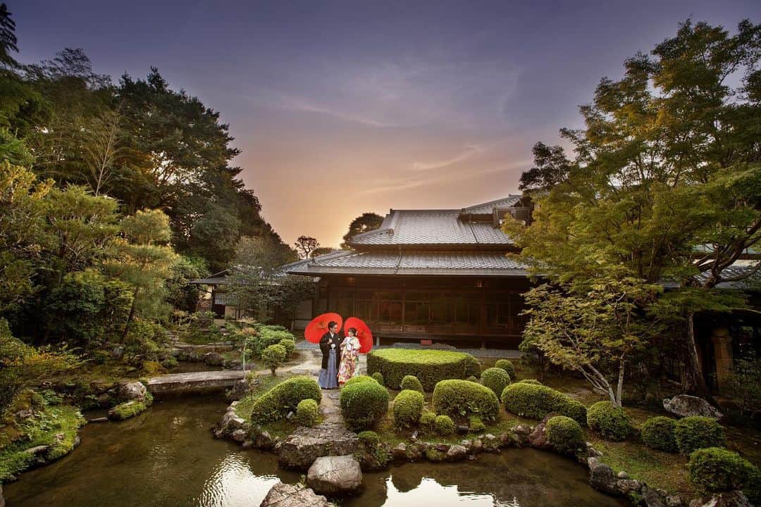 桜鶴苑のインスタグラム：「【夕日を使ってのご撮影📷✨】 . 9月の夕日をバックに日本庭園でこんな素敵なお写真もご撮影いただけます📷✨ . 日本庭園×大正邸宅×夕日の組み合わせが抜群💍✨ . 京都ならではの景色でおふたりの思い出のお写真残しませんか？ . . 桜鶴苑では毎週ブライダルフェアを開催しております！ 少しでも気になってくださいましたらぜひご予約くださいませ。 皆様にお会いできますことを楽しみにしております。 . . #桜鶴苑#結婚式#挙式#人前式#神前式#披露宴#京都結婚式場#フォトウェディング京都#京都前撮り#日本庭園#京都らしい風景#京都料亭#京料理#少人数婚#家族婚」