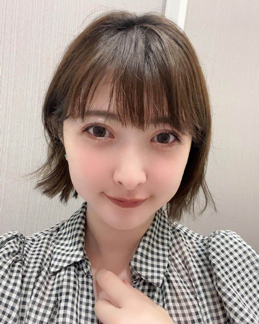 雨宮奈生さんのインスタグラム写真 - (雨宮奈生Instagram)「東京中央美容外科渋谷東口院 @tcb.shibuyahigashi で、TCB式小顔美肌再生していただきました！ 担当は院長の倉島先生 @tcb_kurashima_futae でした💎  フェイスラインが全体的にそろそろ本当に気になっていたのでお願いしたよ！  穏やかな先生で、ピアスかわいいですねーとか話しかけてくれたりして緊張もなく、ナースさんも優しかったし痛みも麻酔のチクッくらいであっという間に終わりました🫶  直後から既にいい感じだけど、なじんでいくのがたのしみ！  写真はbeforeです！経過また載せるね🥰  #東京中央美容外科 #東京 #渋谷 #TCB式小顔美肌再生 #糸リフト #小顔整形」5月29日 16時53分 - naoamamiya