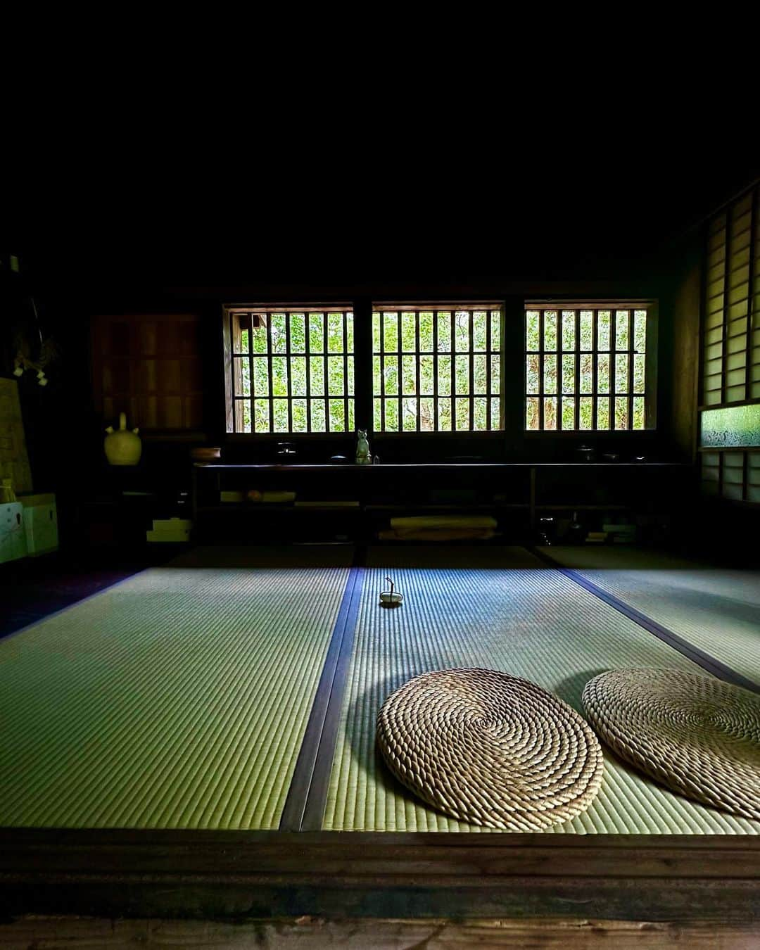 谷川じゅんじさんのインスタグラム写真 - (谷川じゅんじInstagram)「180 year old house. 千葉県白子町シラコノイエ。丁寧に時間をかけて蘇った古民家は陰翳礼讃をそのままにとこしえの時間が流れてる。古民家再生隈研吾さんの作品。隅々まで住む人の美意識が織り込まれた珠玉の空間はこころからご馳走様な場所でした。#mutsulannsora #goodvibesonly #goodneighbors #thisisjapan」5月29日 16時54分 - junjitanigawa