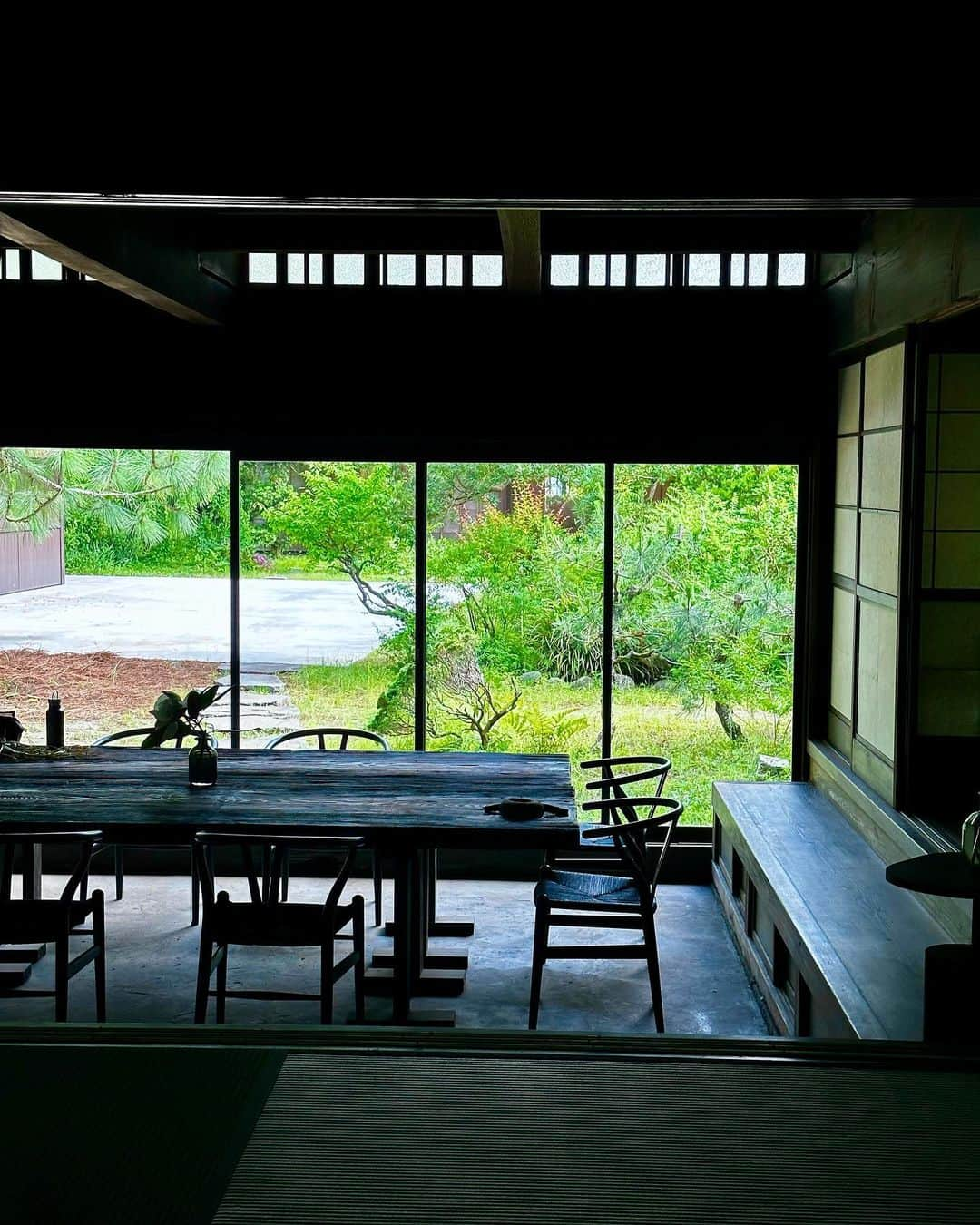 谷川じゅんじさんのインスタグラム写真 - (谷川じゅんじInstagram)「180 year old house. 千葉県白子町シラコノイエ。丁寧に時間をかけて蘇った古民家は陰翳礼讃をそのままにとこしえの時間が流れてる。古民家再生隈研吾さんの作品。隅々まで住む人の美意識が織り込まれた珠玉の空間はこころからご馳走様な場所でした。#mutsulannsora #goodvibesonly #goodneighbors #thisisjapan」5月29日 16時54分 - junjitanigawa