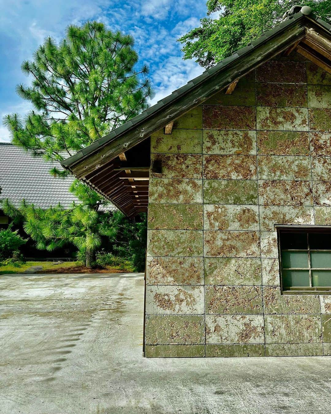 谷川じゅんじさんのインスタグラム写真 - (谷川じゅんじInstagram)「180 year old house. 千葉県白子町シラコノイエ。丁寧に時間をかけて蘇った古民家は陰翳礼讃をそのままにとこしえの時間が流れてる。古民家再生隈研吾さんの作品。隅々まで住む人の美意識が織り込まれた珠玉の空間はこころからご馳走様な場所でした。#mutsulannsora #goodvibesonly #goodneighbors #thisisjapan」5月29日 16時54分 - junjitanigawa