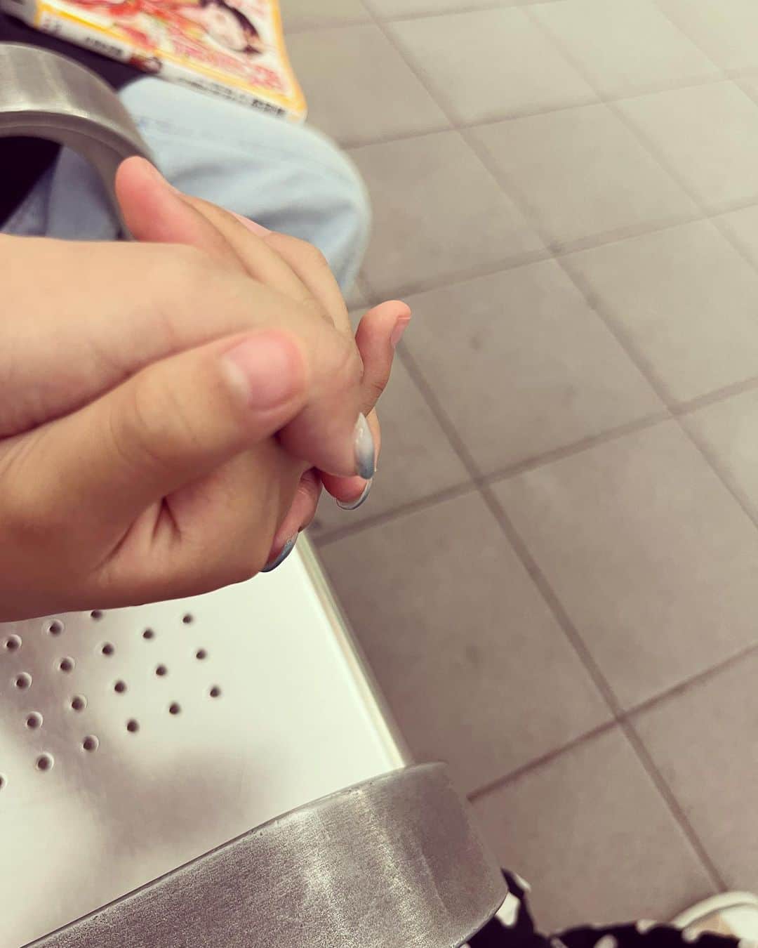 中澤裕子のインスタグラム：「⭐︎⭐︎  娘と地下鉄デートしました。 ニコニコ笑顔で 「お母さんとふたりー。」 と、ずっと側にいてくれて、 くっついて歩いて、娘が欲しかった本を買って、 娘が、じゃあ！と、息子が好きそうな本を選んで、 帰ってきた息子は、その本をすごく喜んで。  偶然ばったり、私のお友だちに会えて、 嬉しかったり。  そんな今日です。」