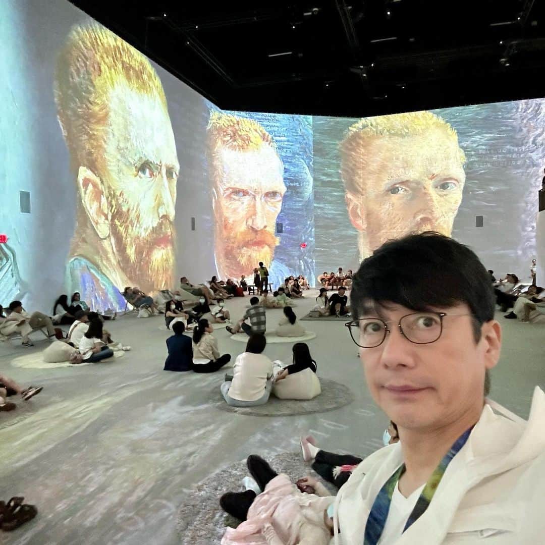 熊谷正寿さんのインスタグラム写真 - (熊谷正寿Instagram)「ゴッホの没入型アート展へ。150年前のアートが最新のテクノロジーで多くの人々に共感を与えている様を見て、心の底から感動したよ。  プロジェクションマッピングやVRなどを使った没入的な体験は、アートとテクノロジーがどのように交差するかを理解する素晴らしい機会になりました。アート×テクノロジー＝没入型体験はオススメ。  （渋谷駅前でバンクシー作品をご覧頂いているGMOデジタル美術館ですが、今より更に没入型に改造すべく6月6日（火）～7月22日（土）までお休みします。どうぞご期待ください。）  #ArtTech  #ImmersiveExperience　 #GMOデジタル美術館 #GMOmuseum #GMOdigitalmuseum #artworksfrommasatoshikumagaicollection #masatoshikumagai #現代アート #art  #contemporaryart #Banksy #バンクシー #girlwithballoon #bomblove #bombhugger #stencilart #graffiti #渋谷 #バンクシー展 #ミュージアムショップ #Museumshop」5月29日 16時58分 - masatoshi_kumagai