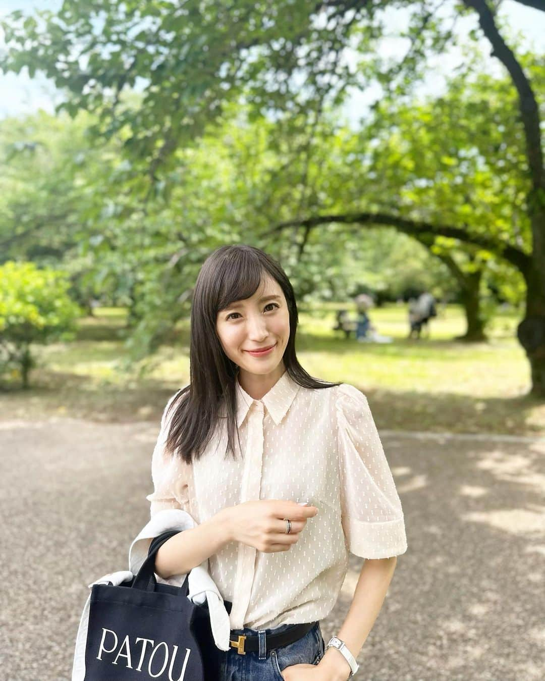 小林真由さんのインスタグラム写真 - (小林真由Instagram)「お気に入りブラウス×デニム👖 ⁡ 綺麗めにもカジュアルにも映えるブラウス、パフスリーブで肩から腕のラインもとても綺麗♡ ⁡  さすがさっさーコラボ🤍 透け感が可愛い〜 秋までたっぷり着ます🤤 ⁡ ⁡ #ファッション #コーデ #ママコーデ #女の子ママ #男の子ママ #ママライフ #コーディネート #４歳 #２歳 #ベビー #二人育児 #ハッシュニュアンス」5月29日 16時59分 - mayukobayashii