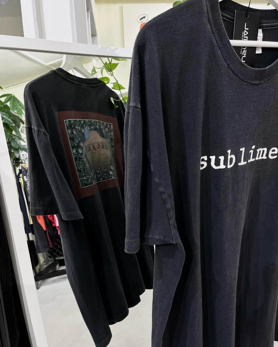 ジャムルのインスタグラム：「1990's～ SUBLIME ¥27000+tax(29700) . 1988年にカリフォルニアのロングビーチで結成されたバンド、SUBLIME。  パンクロックをベースにスカやダブ、HIP HOPなどを要素を取り入れたミクスチャーサウンドで人気を得ましたが、中心メンバーでフロントマンだったブラッドがオーバードーズで他界。 92年のデビューから僅か4年、人気絶頂の最中解散となってしまったバンドです。  こちらは希少な90年代製のSUBLIMEのTシャツ。 フロントはシンプルなタイプライター・ロゴ、バックには遺作となった3rd アルバムの ジャケットグラフィック（ブラッドの後ろ姿）がプリントされた最高のデザインです！  個人的にはSUBLIMEのTシャツの中でも一番好きなデザイン。 スカンクレコードのバックプリントよりもレアだと思います！！ .  WEB SHOPに入荷しております。 是非ご覧ください。 jammru.com  #お問い合わせはお電話で承ります #jammru#jammru_tee#vintagetshirt #vintagetee#vintagebandtee#sublime  #osaka  #fashion  #streetstyle  #streetfashion  #vtg  #vintage  #used  #usedclothing  #古着 #古着屋 #ファッション #70s #80s #90s」