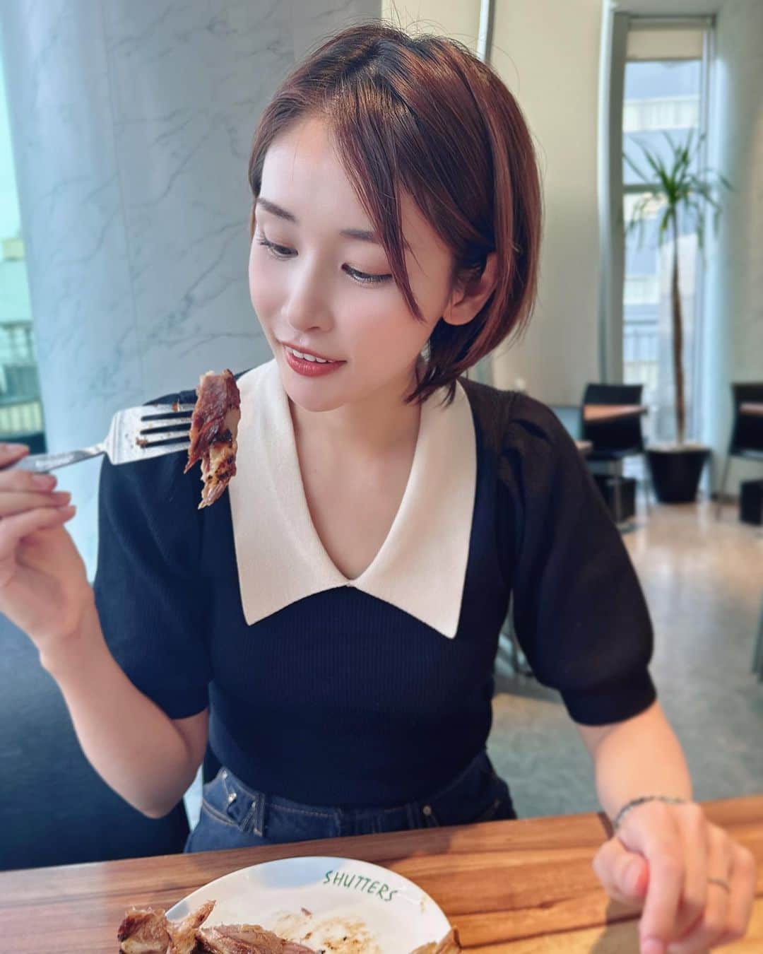 横町ももこさんのインスタグラム写真 - (横町ももこInstagram)「💖  家族でおでかけデーに SHUTTERS luz自由が丘でディナー🍽️❤️  食べたもの😋 ◉スペアリブ(しょうゆ味) ◉トマトソースのスパゲッティ ◉アップルパイアラモード(ラズベリー,シナモン)  お店自慢のスペアリブは ほろほろなお肉が骨からスルンと取れるくらい柔らかくて 本当に絶品でした😍💓  トマトスパゲッティはガーリックの風味とパスタの茹で加減が絶妙でおいしくてまた食べたくなるやみつきの味でした🍅✨ シャッターズはスペアリブのイメージが強いけど、パスタもめっちゃ美味しいということに気づき感動した🥹✨  大人気のアップルパイはアイスクリームとあったかいアップルパイの相性抜群でいろんな食感が楽しめた🍎💕 旦那さんとそれぞれ違うソースを注文して食べ比べできたのも楽しかった🎵 娘ちゃんがもう少し大きくなったら一緒に食べたいな👶🩷  卒乳したらお酒も一緒に飲みながら、 天気のいい日はテラス席もいいね🍺☀️  #シャッターズ #supported  #自由が丘グルメ #自由が丘カフェ #スペアリブ #アップルパイ #アップルパイアラモード  #家族でおでかけ #家族の時間  #家族ご飯 #家族デー  #新米ママ #女の子ママ #子育てママ #赤ちゃんのいる生活  #ブロガー #インフルエンサー #横町ももこ」5月29日 17時01分 - momochadayo