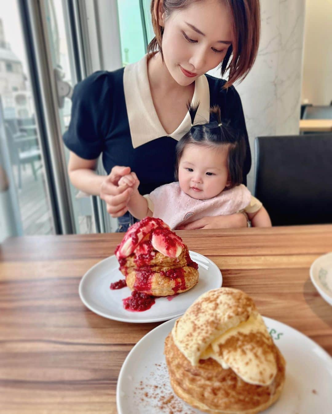 横町ももこさんのインスタグラム写真 - (横町ももこInstagram)「💖  家族でおでかけデーに SHUTTERS luz自由が丘でディナー🍽️❤️  食べたもの😋 ◉スペアリブ(しょうゆ味) ◉トマトソースのスパゲッティ ◉アップルパイアラモード(ラズベリー,シナモン)  お店自慢のスペアリブは ほろほろなお肉が骨からスルンと取れるくらい柔らかくて 本当に絶品でした😍💓  トマトスパゲッティはガーリックの風味とパスタの茹で加減が絶妙でおいしくてまた食べたくなるやみつきの味でした🍅✨ シャッターズはスペアリブのイメージが強いけど、パスタもめっちゃ美味しいということに気づき感動した🥹✨  大人気のアップルパイはアイスクリームとあったかいアップルパイの相性抜群でいろんな食感が楽しめた🍎💕 旦那さんとそれぞれ違うソースを注文して食べ比べできたのも楽しかった🎵 娘ちゃんがもう少し大きくなったら一緒に食べたいな👶🩷  卒乳したらお酒も一緒に飲みながら、 天気のいい日はテラス席もいいね🍺☀️  #シャッターズ #supported  #自由が丘グルメ #自由が丘カフェ #スペアリブ #アップルパイ #アップルパイアラモード  #家族でおでかけ #家族の時間  #家族ご飯 #家族デー  #新米ママ #女の子ママ #子育てママ #赤ちゃんのいる生活  #ブロガー #インフルエンサー #横町ももこ」5月29日 17時01分 - momochadayo