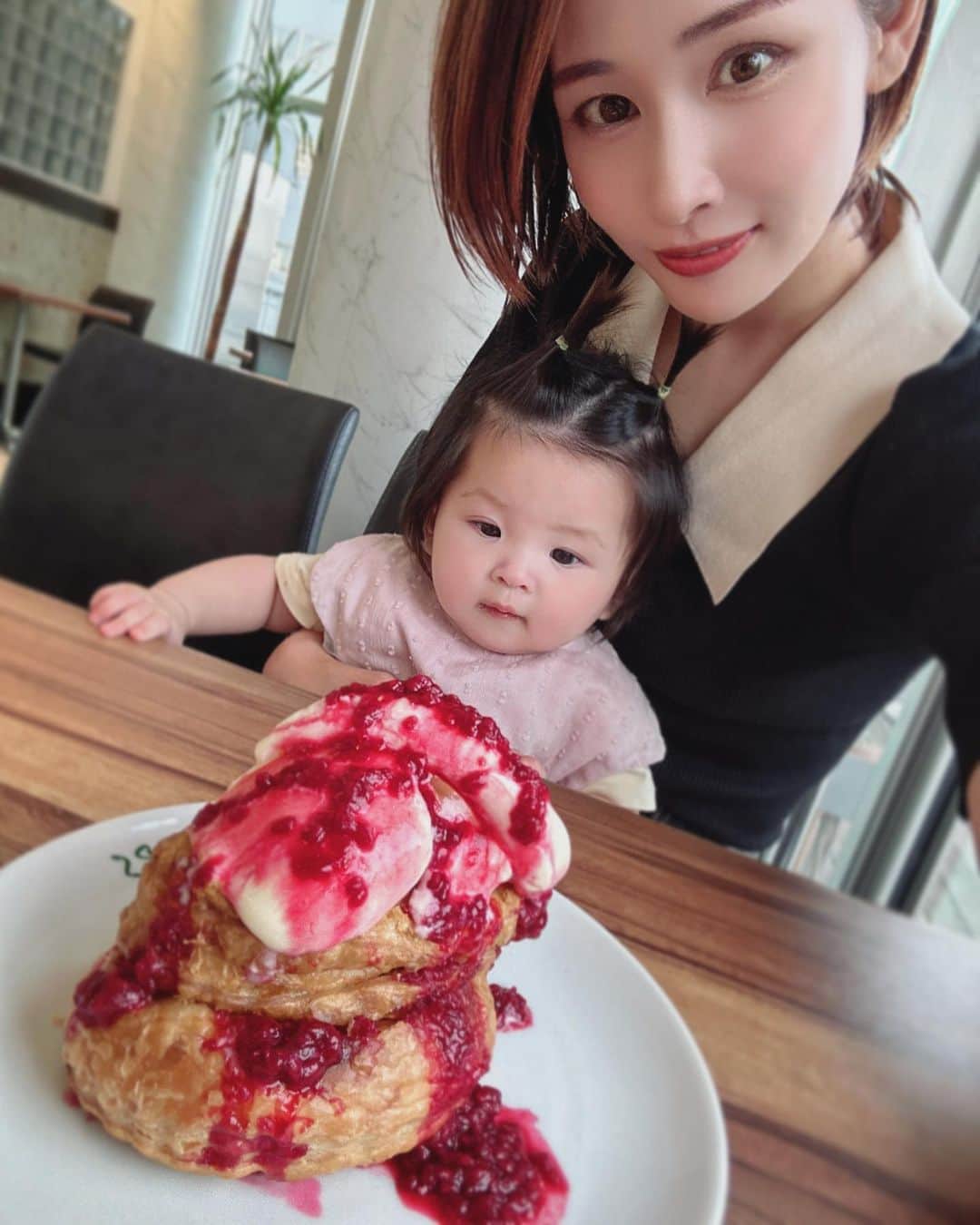 横町ももこさんのインスタグラム写真 - (横町ももこInstagram)「💖  家族でおでかけデーに SHUTTERS luz自由が丘でディナー🍽️❤️  食べたもの😋 ◉スペアリブ(しょうゆ味) ◉トマトソースのスパゲッティ ◉アップルパイアラモード(ラズベリー,シナモン)  お店自慢のスペアリブは ほろほろなお肉が骨からスルンと取れるくらい柔らかくて 本当に絶品でした😍💓  トマトスパゲッティはガーリックの風味とパスタの茹で加減が絶妙でおいしくてまた食べたくなるやみつきの味でした🍅✨ シャッターズはスペアリブのイメージが強いけど、パスタもめっちゃ美味しいということに気づき感動した🥹✨  大人気のアップルパイはアイスクリームとあったかいアップルパイの相性抜群でいろんな食感が楽しめた🍎💕 旦那さんとそれぞれ違うソースを注文して食べ比べできたのも楽しかった🎵 娘ちゃんがもう少し大きくなったら一緒に食べたいな👶🩷  卒乳したらお酒も一緒に飲みながら、 天気のいい日はテラス席もいいね🍺☀️  #シャッターズ #supported  #自由が丘グルメ #自由が丘カフェ #スペアリブ #アップルパイ #アップルパイアラモード  #家族でおでかけ #家族の時間  #家族ご飯 #家族デー  #新米ママ #女の子ママ #子育てママ #赤ちゃんのいる生活  #ブロガー #インフルエンサー #横町ももこ」5月29日 17時01分 - momochadayo