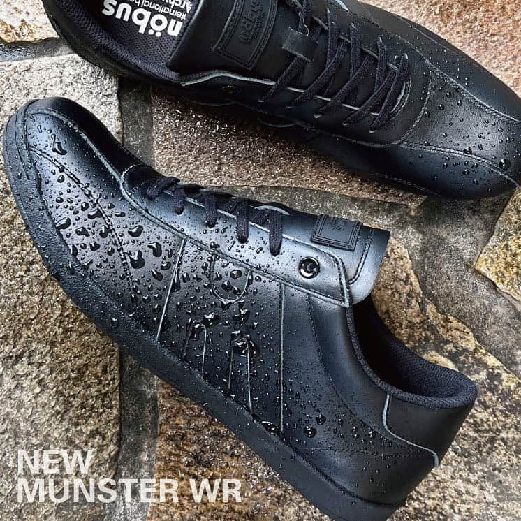 Mobus Footwearさんのインスタグラム写真 - (Mobus FootwearInstagram)「NEW MUNSTER WR 撥水仕様で急な雨でも安心のレザースニーカー。 *生活撥水機能になり、完全な防水機能を保証するものではありません。 👟 ▶️Price:11,500 ▶️Size:40-44 ▶️Material：撥水レザー  ーーーーーーーーーーー 🔍 NEW MUNSTER WRの購入はアカウントトップの（@mobusofficial）から！   @mobusshop  @mobuskyoto  @mobusnagoya  @mobusshimokitazawa #mobus #モーブス #mobussneaker #モーブススニーカー #ドイツ #mobusofficial #mobusoriginal #NEWMUNSTERWR #おしゃれさんと繋がりたい #シンプルコーデ #タウン #デートコーデ #ビジカジ #Traditional #トラディショナル #walk #kickstagram #春コーデ #コーディネート #カジュアルコーデ #スニーカーコーデ  #足元コーデ #カジュアルファッション #キックス #スニーカー大好き #シューズ #ドイツ #ブンデスリーガ」5月30日 19時00分 - mobusofficial