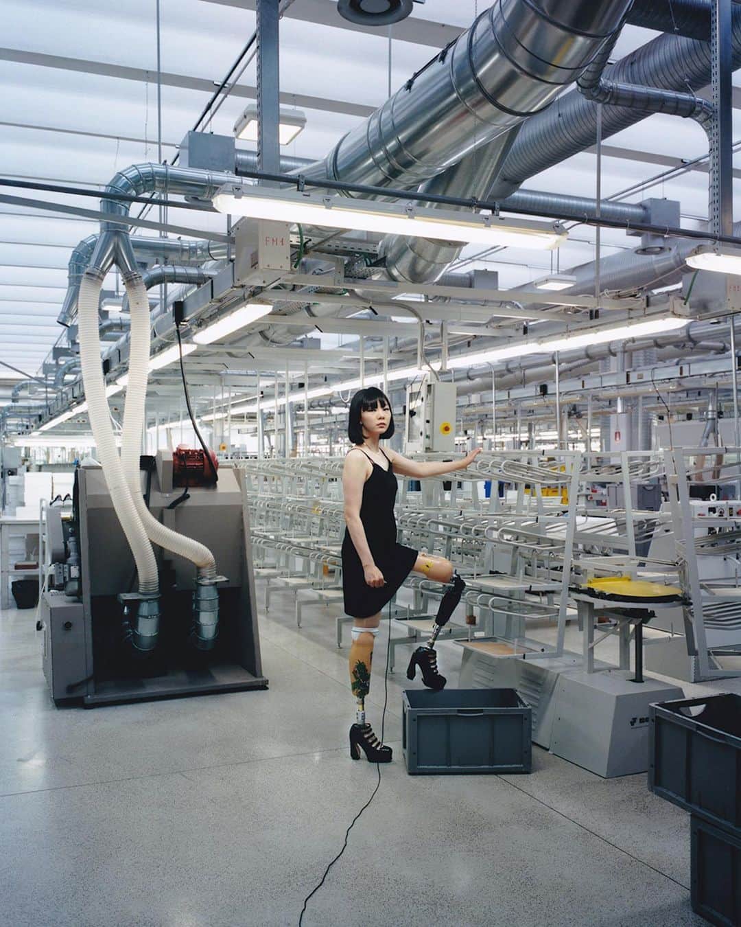 のインスタグラム：「Bold and Free.　@highheelproject by @katayamari Sergio Rossi meets the internationally acclaimed artist Mari Katayama - who has been walking with prostheses on both legs since she was nine years, joining the 2nd chapter of her “High Heel Project” to create the pair of tailor-made high heel for her “MARI K” based on SI ROSSI by Sergio Rossi.   Photo: @katayamari for her @highheelproject in the production room of the Sergio Rossi factory in San Mauro Pascoli, Italy.   #SergioRossi」