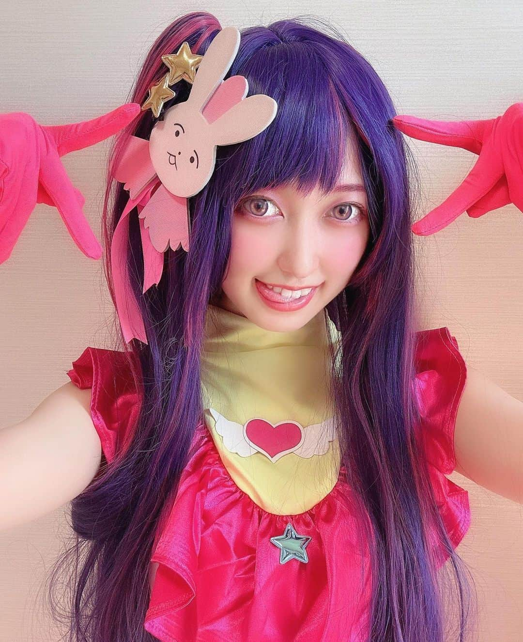 佐々木舞音さんのインスタグラム写真 - (佐々木舞音Instagram)「. . 推しの子⭐️ 星野アイは天性のアイドル✨生まれ持った才能に加えて日々向上、努力も怠らない芯の強い女の子のキャラクターです。 言葉に対して不誠実なようで、実は誰よりも言葉に向き合っている、そんな子だなあと、まんまと私も最近はアイの虜です💖 . . 私はアニメや漫画、小説、ドラマなどを見ていると意識してか意識せずか、作品ごとに毎回推しができます。 その推しって、単純に可愛かったり強かったり共感できる部分が多かったりという点もあるし、 自分が憧れる要素があってその人を推すことで、自分が迷ったり落ち込んだりしたときに「あの人(キャラクター)だったらどう考えるかな」と想像して乗り越えてきたのかなと思うんです。 . アニメ「推しの子」だったら、ちょっとサボりたくなったとき、アイならここで妥協しないはずだ！と奮い立たせられたり、マイナス思考になったときアイならここで切り替えるはずだ！と背中を押してもらったり。 心に歴代の推しがいて必要なとき必要な推しが心の前の方にきてくれる感じです！(伝わるかな😂) . . ただ、学生の頃からずっと心の奥にいるのは小説「博士の愛した数式」の博士。穏やかであたたかい人。この本に関してはゆっくり語りたいのでそれはまた後日聞いてください😊ただどんな推しが心の前面にいるときも奥深いところには博士がいるんです。 . . こんなにもつらつらと急に話し始めてなんだ、と。 完全趣味の宅コスをあたたかい目で見ていただきたいという懇願、言い訳というのが90%です🙇 . そして残りの10%は、社会人になって特に最近、仕事をしている上でも普段の生活でも、表現したり伝えたりするって難しいなとよく感じます。だから普段なんとなく頭で考えていることを今の私はどれほど言葉にできるのかやってみたくなりました。まだまだですね、難しいです。来年これを添削して、1年でどれくらい面白い表現ができるようになったか見返してみようかな。 でもそんな悩んでいる時間がとても楽しかったりもしますね！！ . . 今年は自分の中の表現の幅と種類と場所を増やしていけたらいいなというのが目標です。 感謝を忘れずに優しい言葉をたくさん生み出せるように。 25歳になりました🎂引き続きよろしくお願い致します❣️ . . #推しの子 #星野アイ #宅コス #推しの子コスプレ #アニメ .」5月29日 17時03分 - sasakimaine