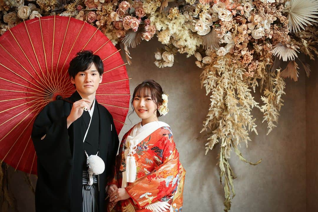 【公式】小さな結婚式さんのインスタグラム写真 - (【公式】小さな結婚式Instagram)「. @petit.wedding をフォローしてね♩ #小さな結婚式 をつけてのお写真投稿も大歓迎です♡ こちらの公式IGでリグラムさせていただきます＊ . 韓国花嫁さまに絶大な人気を誇る フラワーウォールで撮影を♡  どこを切り取っても絵になる背景は 和洋問わずどんなお衣裳もよくお似合いになります！  トレンド感満載の ウェディングフォトを叶えてくださいね* . >>#小さな結婚式福岡店 . ——————— #petitwedding #ラヴィファクトリー #前撮り #結婚式 #プレ花嫁 #卒花 #家族婚 #少人数結婚式 #ウェディング #wedding #bridal #weddingdress #花嫁 #挙式 #結婚式準備 #式場探し #日本中のプレ花嫁さまと繋がりたい #結婚式の思い出に浸る会 #結婚準備 #福岡花嫁 #ウェディングフォト #花嫁コーディネート #フラワーウォール #韓国花嫁 #色打掛 #番傘 #和装 #和婚をもっと盛り上げたい」5月29日 17時05分 - petit.wedding