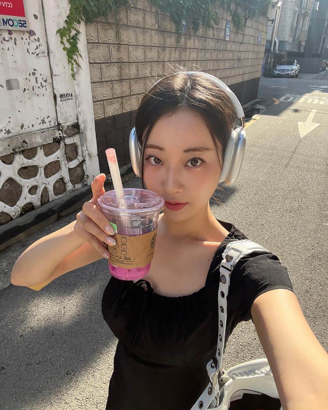 ギョンリ のインスタグラム：「오늘 박재정-취미 들으면서 산책하면 영화속 여주인공 가능💞」