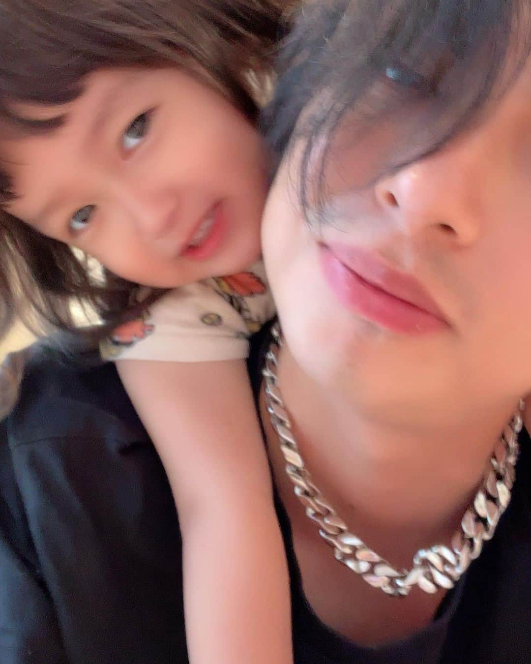 アレクサンダーのインスタグラム：「甘えん坊な美人ちゃん❤️ 可愛い😍❤️💕 イヤイヤしなければ最高なんだなーw #２歳 #娘」