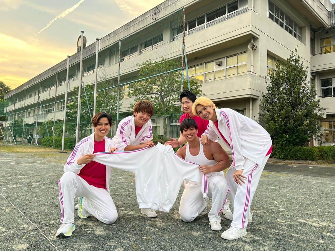 のインスタグラム：「本日20時よりフジテレビにて放送！ . 『#呼び出し先生タナカ 』に出演いたします！ . 昨年の運動会の#辰巳雄大 さんの時と同じく #猪狩蒼弥 さんのジャージと共に 男子全員で写真を撮りました！ . スポーツをすると戦いの意識が芽生えますが、 とても熱い仲間意識も芽生え、 いつも以上にコミュニケーションも取れて とても楽しかったです！ . やはりスポーツはいいですね！！！ 心身の健康にも良いし 気分転換にもなります😚 . ぜひ、お楽しみに！ . 僕は、木ノ下歌舞伎の夜公演、頑張って参ります！」