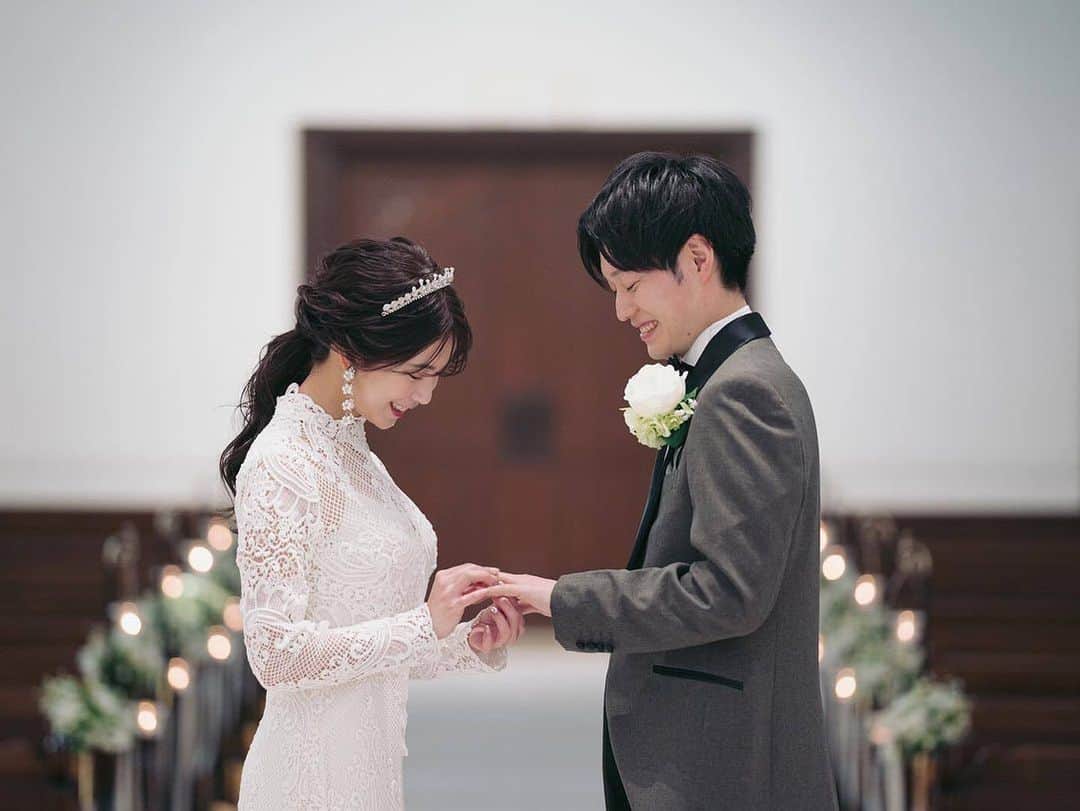 ラヴィ•ファクトリーさんのインスタグラム写真 - (ラヴィ•ファクトリーInstagram)「. 【写真で叶える結婚式】 . こちらのお写真は @m000wd さんから リグラムさせていただきまし✨た  式場で見つめ合うおふたり♡ 指輪交換のシーンは結婚式の重要なシーンの一つ これからの人生を共に歩いていく誓いをたてます＊  . —————— @laviefactoryをフォローして #laviefactory #ラヴィファクトリー のハッシュタグをつけて お写真を投稿してみてくださいね✳︎ . こちらの公式IG（@laviefactory） で取り上げさせていただきます✨ . 思わず笑顔になれるハートのある 「家族写真」はラヴィクルール* >>>@laviecouleur_official . #wedding #weddingphotography #photo  #ハートのある写真 #instawedding #結婚写真 #ウェディング #ウェディングフォト #撮影指示書 #ロケーションフォト #前撮り#写真好きな人と繋がりたい #フォトウェディング #卒花 #後撮り #ウェディングニュース #前撮り小物 #前撮りフォト #前撮りアイテム #ウェディング撮影 #撮影構図 #前撮りアイディア #撮影指示書 #花嫁コーディネート #指輪交換 #結婚式場 #ウェディングドレス #バージンロード」5月29日 17時06分 - laviefactory