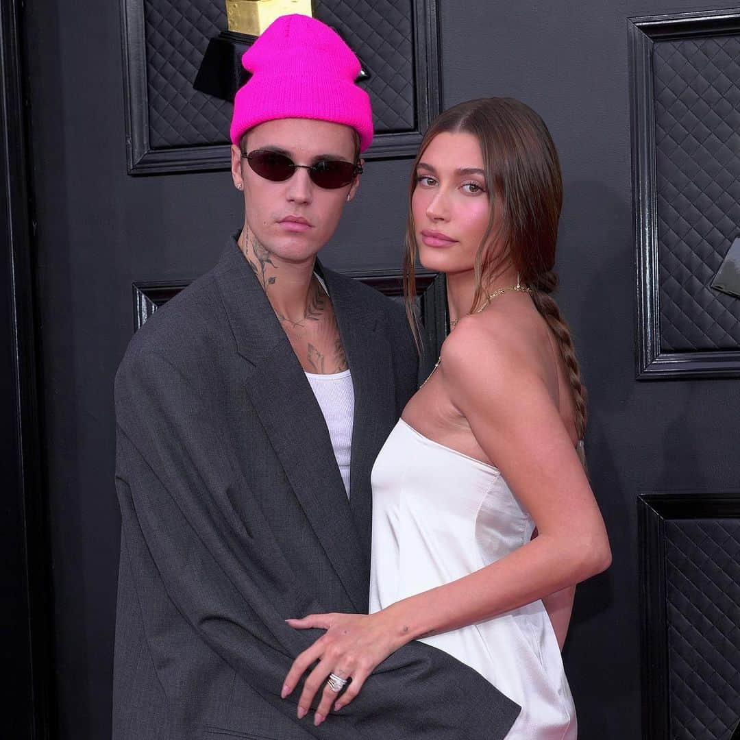 ELLE Czechさんのインスタグラム写真 - (ELLE CzechInstagram)「Hailey a Justin Biebrovi jsou neustále pod drobnohledem veřejnosti. Jejich vztah se bouřlivě přelévá jako voda ve sklenici. Jednou se zdá, že je na spadnutí rozvod, podruhé, že na světě není zamilovanější pár a že musí každou chvílí oznámit přírůstek do rodiny. Hailey přiznala, že u nich doma na stole byla obě témata. Jak to tedy s nimi bude?   Čtěte dnes na ELLE.cz.  —— Text: @veronikasiskin  Foto: @gettyimages   #ReadOnELLE #ELLECzech #ELLE #Celebs #HaileyBieber #JustinBieber #Biebers #Marriage」5月29日 17時07分 - elleczech