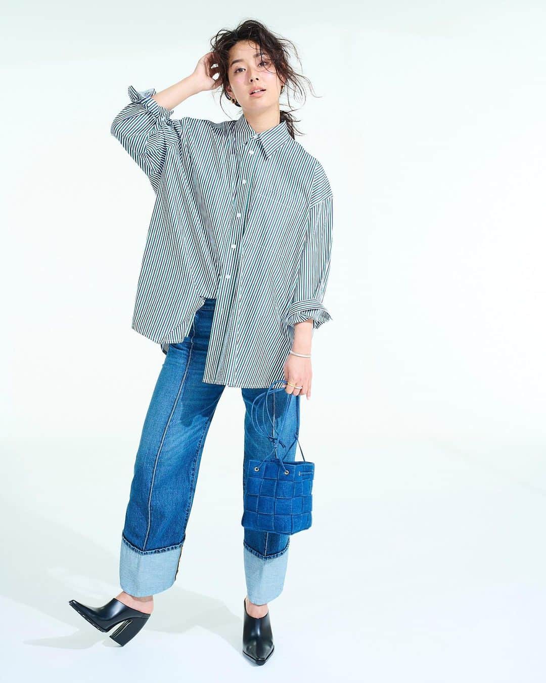 すみれのインスタグラム：「告知が遅くなりましたが、@veryweb.jp にも出させてもらってます！ずっと前から憧れてた雑誌🤍  最近VERYの撮影が多くなってて嬉しい🥲🩵  是非見てね🫰」