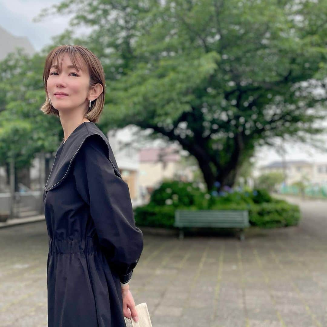 大河内奈々子のインスタグラム：「・ ・ 梅雨の季節☔️ 深呼吸すると雨の香りがする。  香水にも雨の香りのものがあるものね。 雨の香りを纏うのも梅雨を楽しめる一つかも。  #大河内奈々子 #nanakoohkouchi #洗濯物が乾かない季節 #梅雨も楽しく」