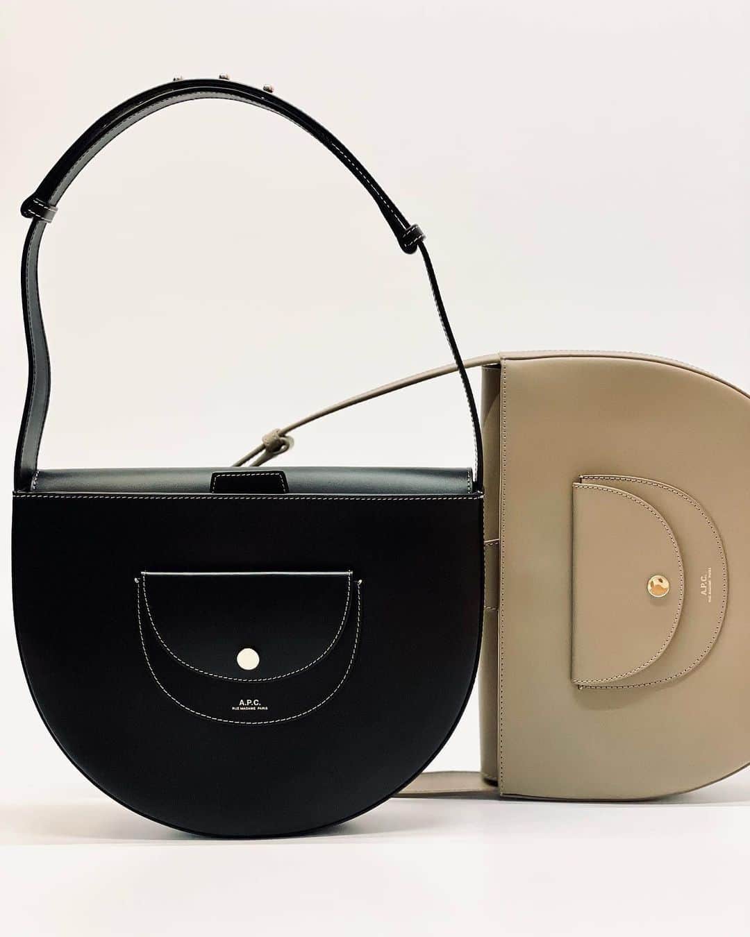 アーペーセーのインスタグラム：「The bag of the season.   Discover the new A.P.C. Pocket range in stores and at apc.fr   #APCParis」