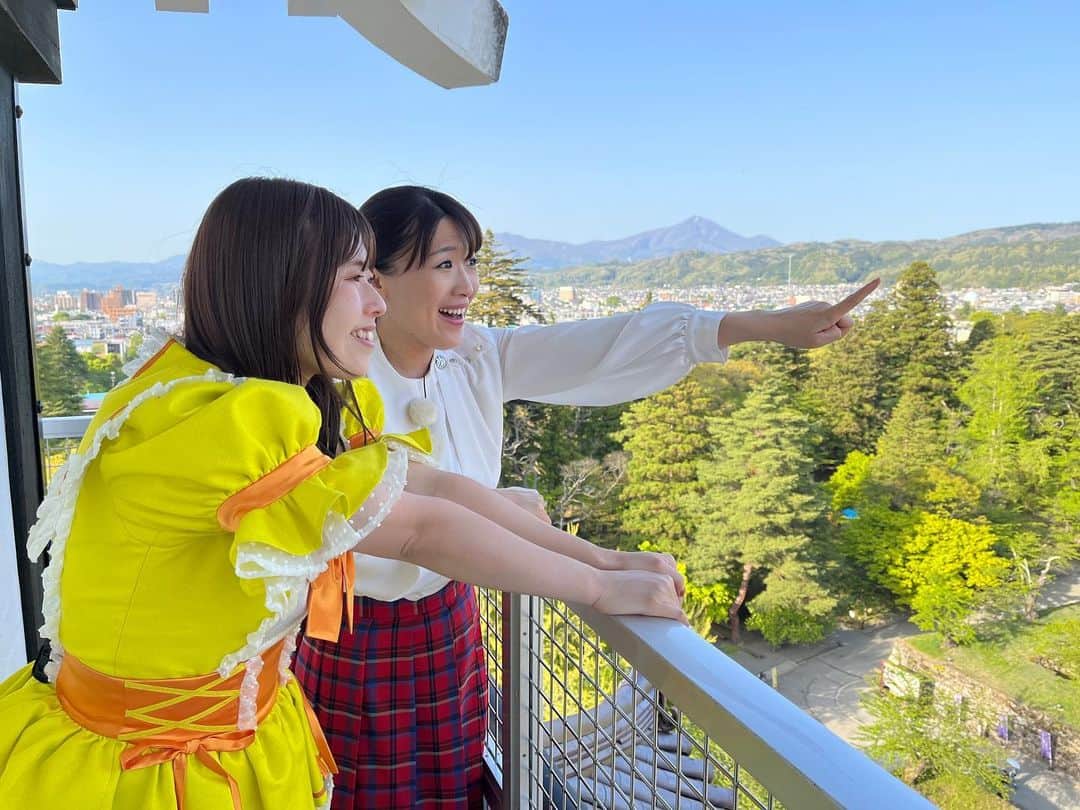 沙羅さんのインスタグラム写真 - (沙羅Instagram)「綾瀬はるかさんご本人のサインの真裏に、 ニセモノサイン書かせて頂きました🤭❤️ すいやせん！笑  わっぱ飯が絶品の田季野のおかみさんのご提案で🥹 なんとお優しい。。。  会津若松に行かれる方は、田季野さんのわっぱ飯ぜったい食べた方がいいよ〜！めちゃ美味しかったです🥰 綾瀬さんも大好きらしいです！  会津って行くたびに、大好きになる町。 ほんと自然がいっぱいで、みんながあったかい町だなぁ。  今回は大河ドラマ『八重の桜』のロケ地、日新館にも行けて嬉しかったです！  会津のみなさんありがとうございました☺️🍀  #会津若松 #田季野 さん #わっぱ飯 #赤べこ #鶴ヶ城 #1番好きなお城 #リニューアルして #よりかっこよくなりました！ #赤瓦が美しかったです🏯 #會津藩校日新館 #什の掟 #ならぬことはならぬものです #綾瀬はるか さん #ものまね #沙羅 #WITH #福島県郡山市出身鳥ちゃん #WITH井上アナ #可愛い２人と楽しい旅でした #ありがとなし❤️」5月29日 17時15分 - sarapika128