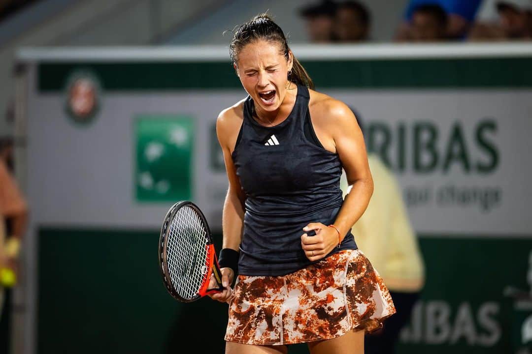 のインスタグラム：「Late night battles🌓 So happy to be back💜 @rolandgarros #DD」