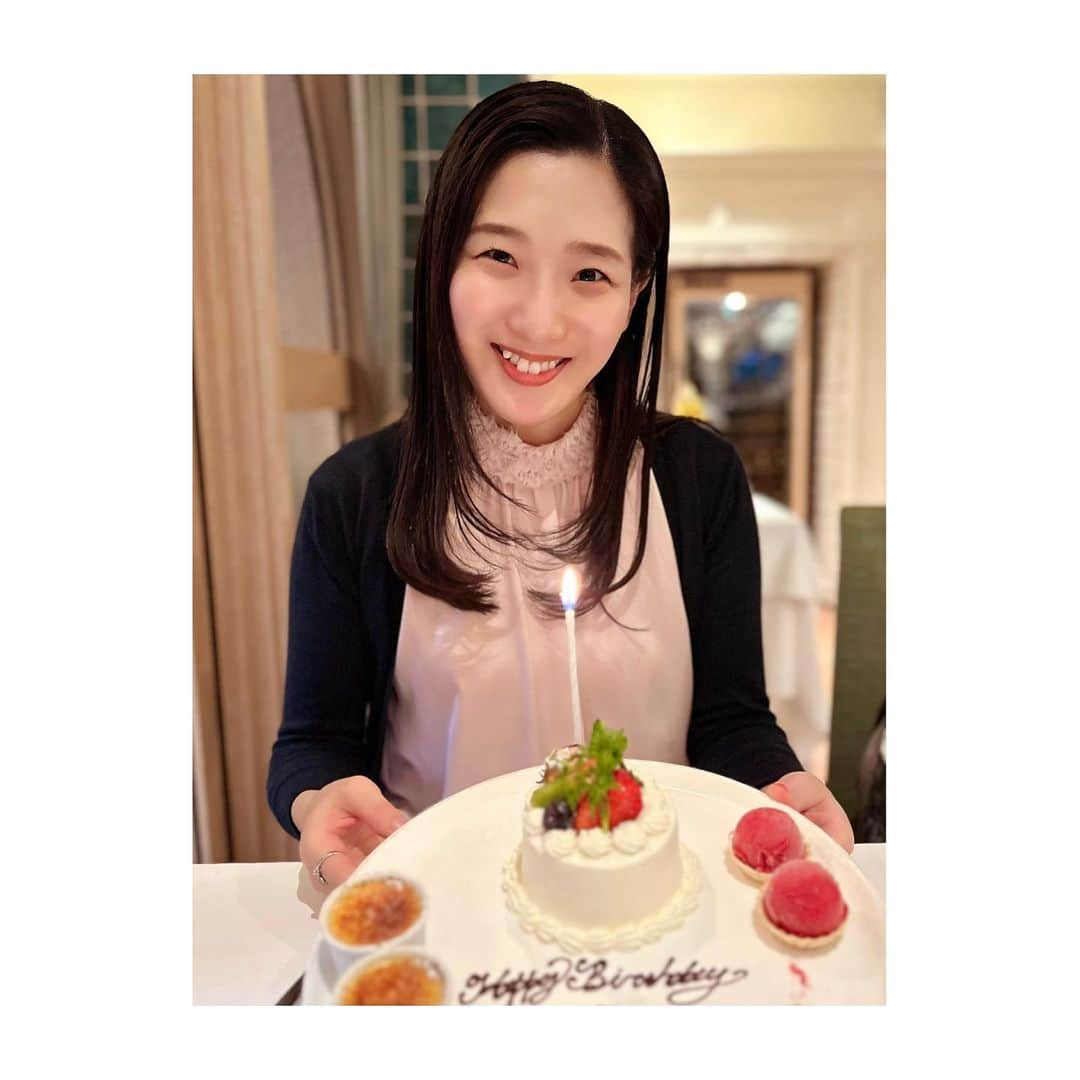 すみれ乃麗のインスタグラム：「1週間以上経ってるのに、誕生日を引きずった投稿です🤩💦  当日の夜は、主人がイタリアンを予約してくれてお祝い🙌✨お肉美味しかったなぁ♡  YouTubeの配信でもお話しましたが、歳を重ねることをポジティブに捉えて、一つ一つの経験を大切に積み重ねていきたいです🥺❤️  昨日は雪組さんの大劇場千秋楽でしたね❄️配信ができなかったのですが、東京公演を観劇するのが楽しみです😍  西日本は梅雨入りのようですね☔️東京も今日は1日雨で、気圧のせいか睡魔と頭痛がひどいです😭 皆様もお帰りの時間、足元お気をつけてくださいね‼️  #誕生日 #birthdaydinner   #蘭乃はな #すみれ乃麗 #twins #ふたご #ranrei2」