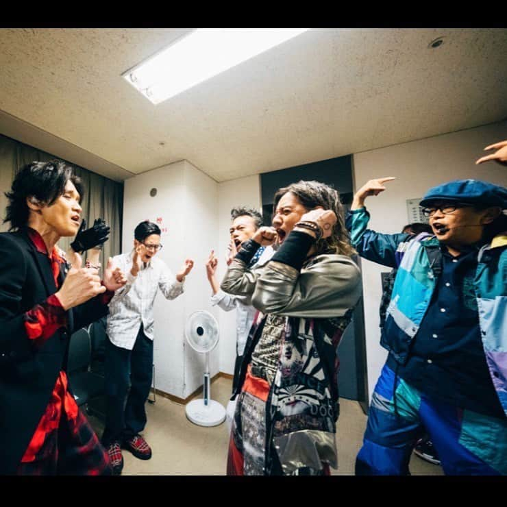 成田昭次さんのインスタグラム写真 - (成田昭次Instagram)「Don’t worry  『男闘呼組 2023 THE LAST LIVE』男闘呼組の聖地、名古屋ありがとうございました！ こんなにノリノリで笑顔あふれる解散ツアーって未だかつてあったんでしょうか… 皆さんの笑顔、声援、拳、たまに涙 ステージから見る光景がどれだけ美しいか、一人一人ステージに上げて見て貰えたらいいのにと毎回思ってしまいます  最高のサプライズ、中居くんの登場も！ 会場が揺れるほどの歓声でしたね スタジオでは何度かお会いしたけれど、コンサートホールに立つ彼の存在感、本物のスターを見せてもらいました 約束の焼肉も5人で行けました！ありがとう  僕らは高橋和也、前田耕陽、岡本健一、成田昭次、4人で男闘呼組です 演奏だけじゃなく、1人の言葉が足りなければ3人が補足し、支え合いながら同じ想いを届けています 切ったり曲げたりが簡単なこの時代に、大切なコトを真っ直ぐ伝えるのは本当に困難ですが 面白可笑しく傷つけられている仲間達に、そのご家族に、応援して下さる皆さんに、これからも僕らは誇りを失わない姿を見せていきます  6月からはますますハードスケジュールですが、僕らも皆さんも健康第一、岡本健一でLASTまで一緒に走りましょう！  #たまにスピーカーに張り付くのは #爆音と振動浴びてます #アドレナリン出まくる #特等席」5月29日 17時19分 - naritashoji.guitar