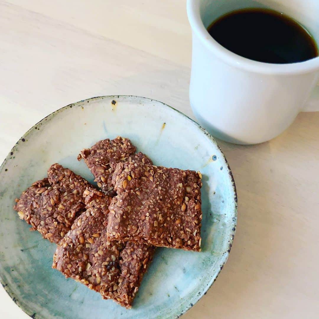 白木夏子さんのインスタグラム写真 - (白木夏子Instagram)「リクエストの多かった、オートミールクッキーのレシピです！ flier book laboに参加していただいたmi-さんのこちらのクッキーを食べて感動して😂レシピを教えていただき、自己流にアレンジしたものです。 2-3日に1度作っていて、朝はこれを数枚コーヒーと一緒に食べる生活です😄  小腹が空いた時におやつとしても良し、もう少し甘みが欲しい人はチョコチップを入れてもOK。 お好みのオイルやナッツで作ってみてください🎵  《材料》 ・オートミール　100g ・クルミ　30g ・黒砂糖　40g ・米粉（小麦粉でもOK）40g ・ココアパウダー　10g ・ローストアマニもしくは煎り胡麻　10g ・岩塩　ひとつまみ（写真5枚目ぐらいの量） ・アマニ油、米油、ココナッツオイルなどお好みの油　40g ・水　40g  《作り方》 ①オートミールをフードプロセッサーで粉砕する（1分ぐらい） ②①にクルミを入れて10秒粉砕する ③②と、残りの材料を全てビニール袋に入れてもみもみ ④5mmぐらいにのばして包丁で切り込みを入れて、180度に予熱したオーブンで16分焼く ⑤オーブンから取り出し網などに乗せて冷まして完成  #オートミールレシピ #オートミールクッキー #オートミール」5月29日 17時20分 - natsukoshiraki