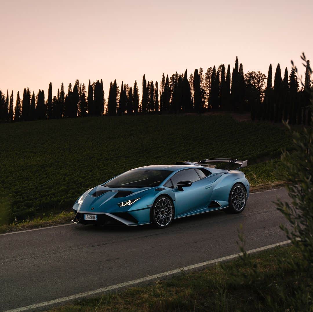 ランボルギーニのインスタグラム：「Shape is not just about design. It’s also about performance. Huracán STO optimizes aerodynamics, while employing carbon fiber in more than 75% of the body panels.  #Lamborghini #HuracanSTO #BasedOnATrueStory __ Huracán STO: fuel consumption combined 13.9 l/100km; CO2-emissions combined 331 g/km (WLTP EU27)」