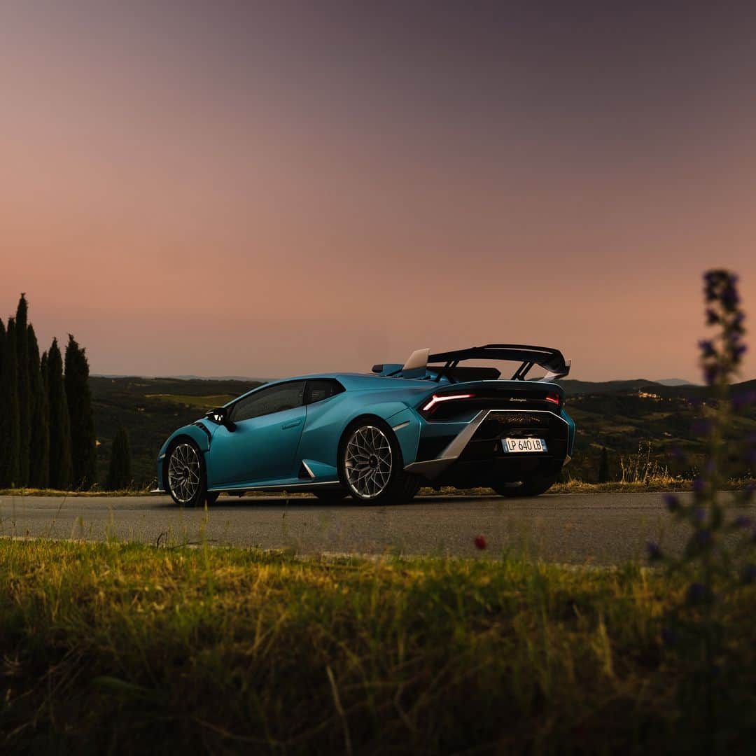 ランボルギーニさんのインスタグラム写真 - (ランボルギーニInstagram)「Shape is not just about design. It’s also about performance. Huracán STO optimizes aerodynamics, while employing carbon fiber in more than 75% of the body panels.  #Lamborghini #HuracanSTO #BasedOnATrueStory __ Huracán STO: fuel consumption combined 13.9 l/100km; CO2-emissions combined 331 g/km (WLTP EU27)」5月29日 17時21分 - lamborghini