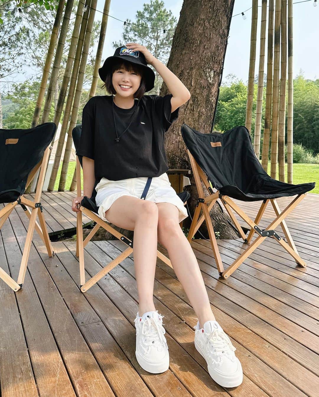 リー・ジャーインのインスタグラム：「感謝老天🙂今天苗栗天氣晴朗，外景工作很順利。  希望瑪娃颱風走慢點、遠點 大家注意安全要平安！  👒 @neweracap 👕 @natgeoapparel_tw  🩳 @thenorthface_tw  👟 @unknowndomain_official  （新的小白鞋🫶🏻好可愛🫧）  😛我主持的 #肯拼兄妹 @et.camp3 大家多多支持收看！謝謝！」